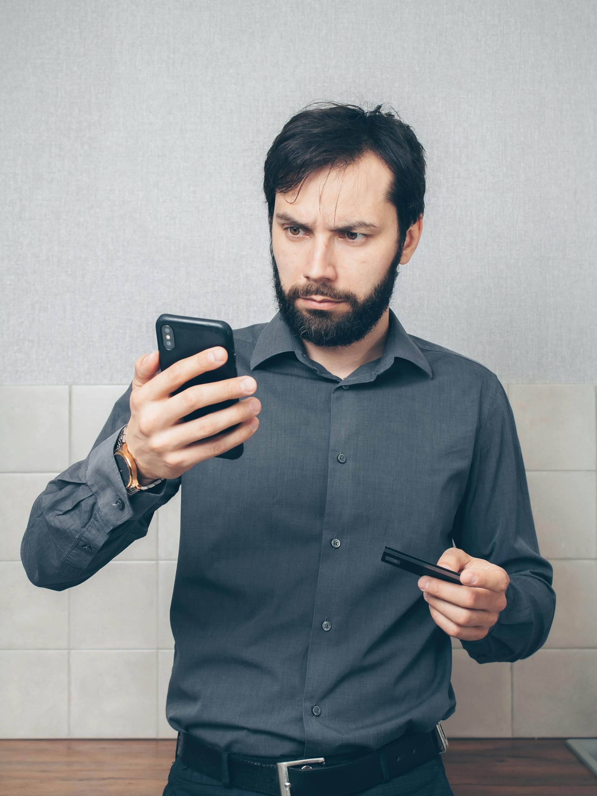 A man looking at his smartphone | Source: Pexels