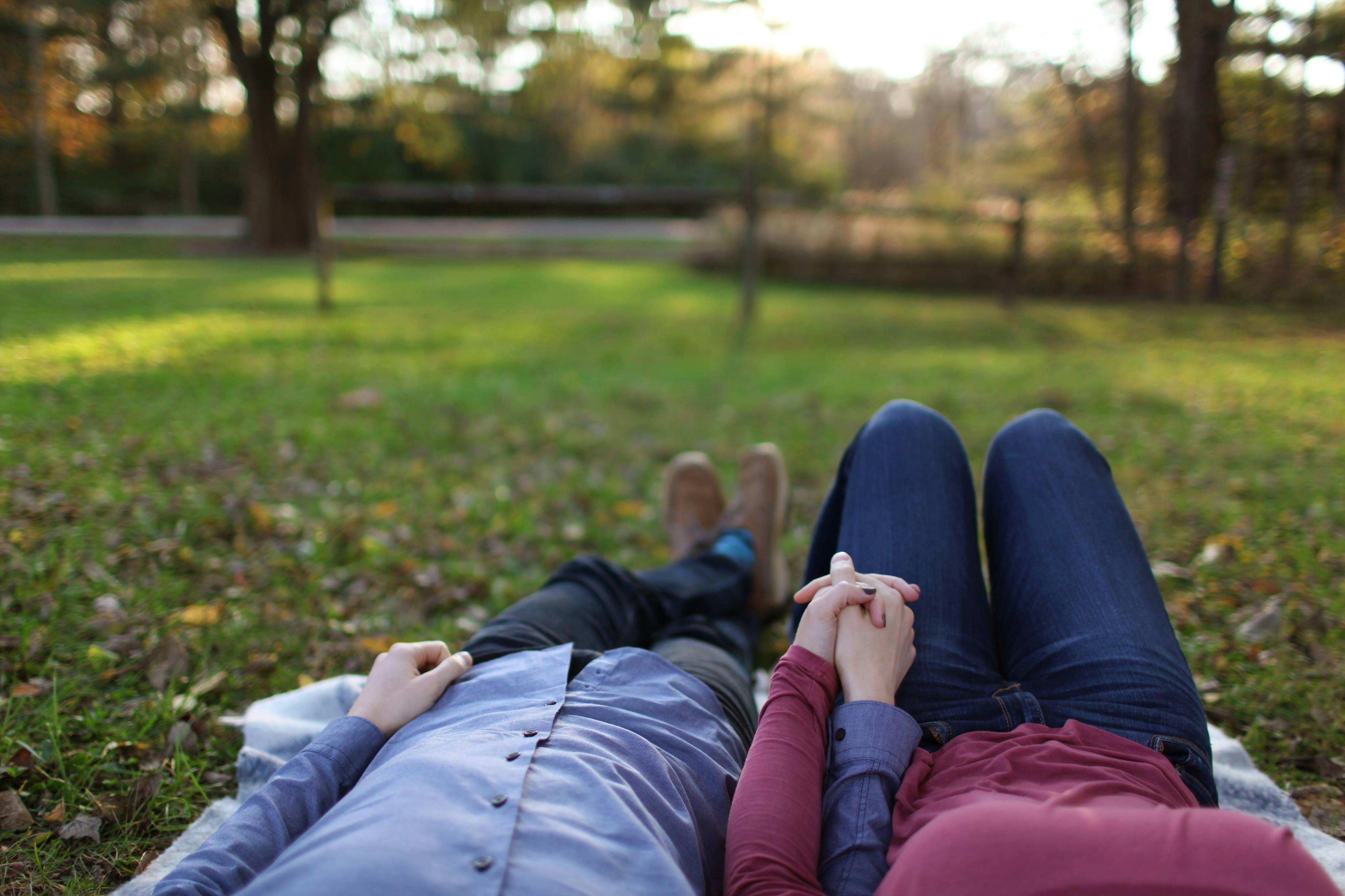 Couple holding hands outdoors | Source: Pexels