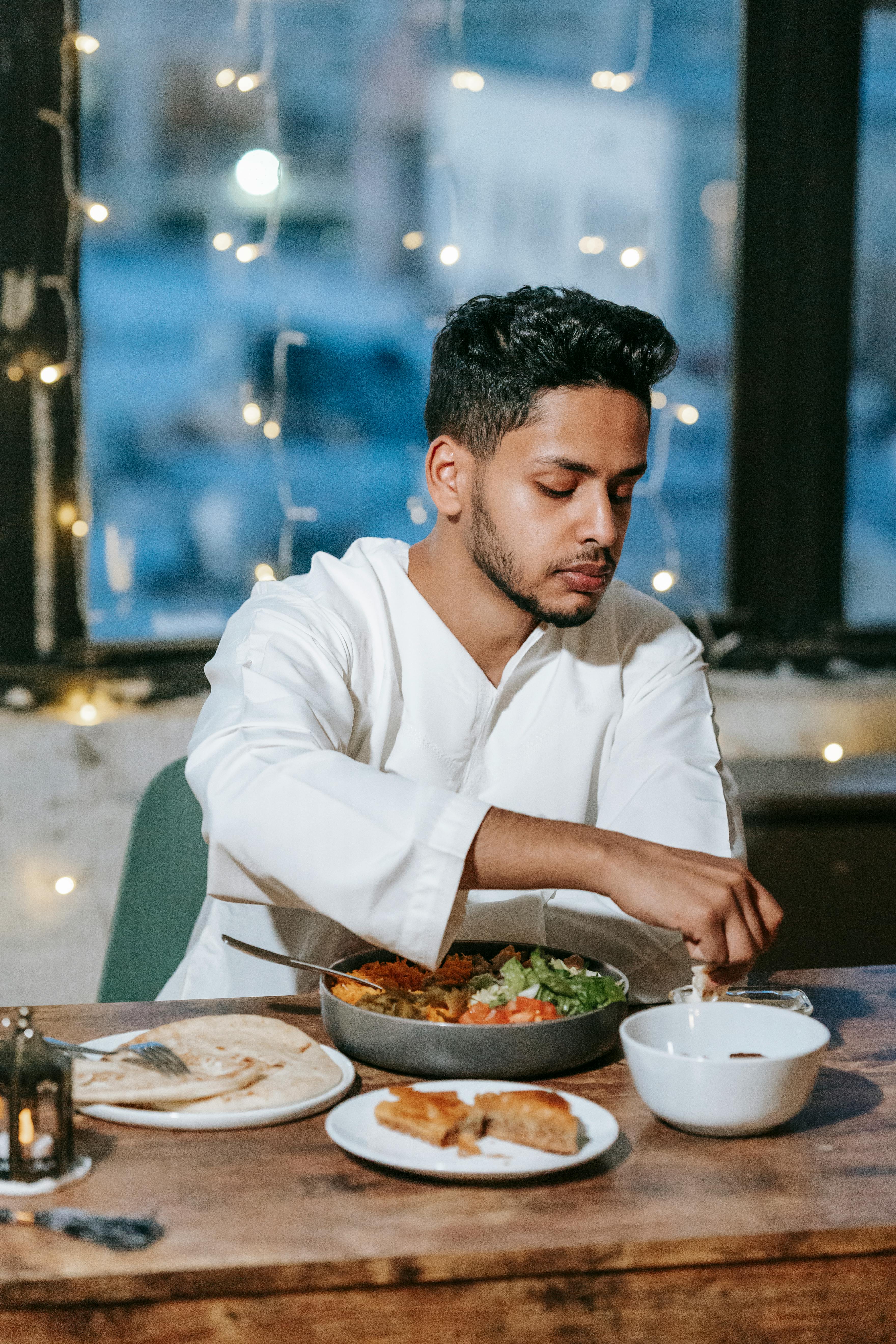 A serious man eating | Source: Pexels