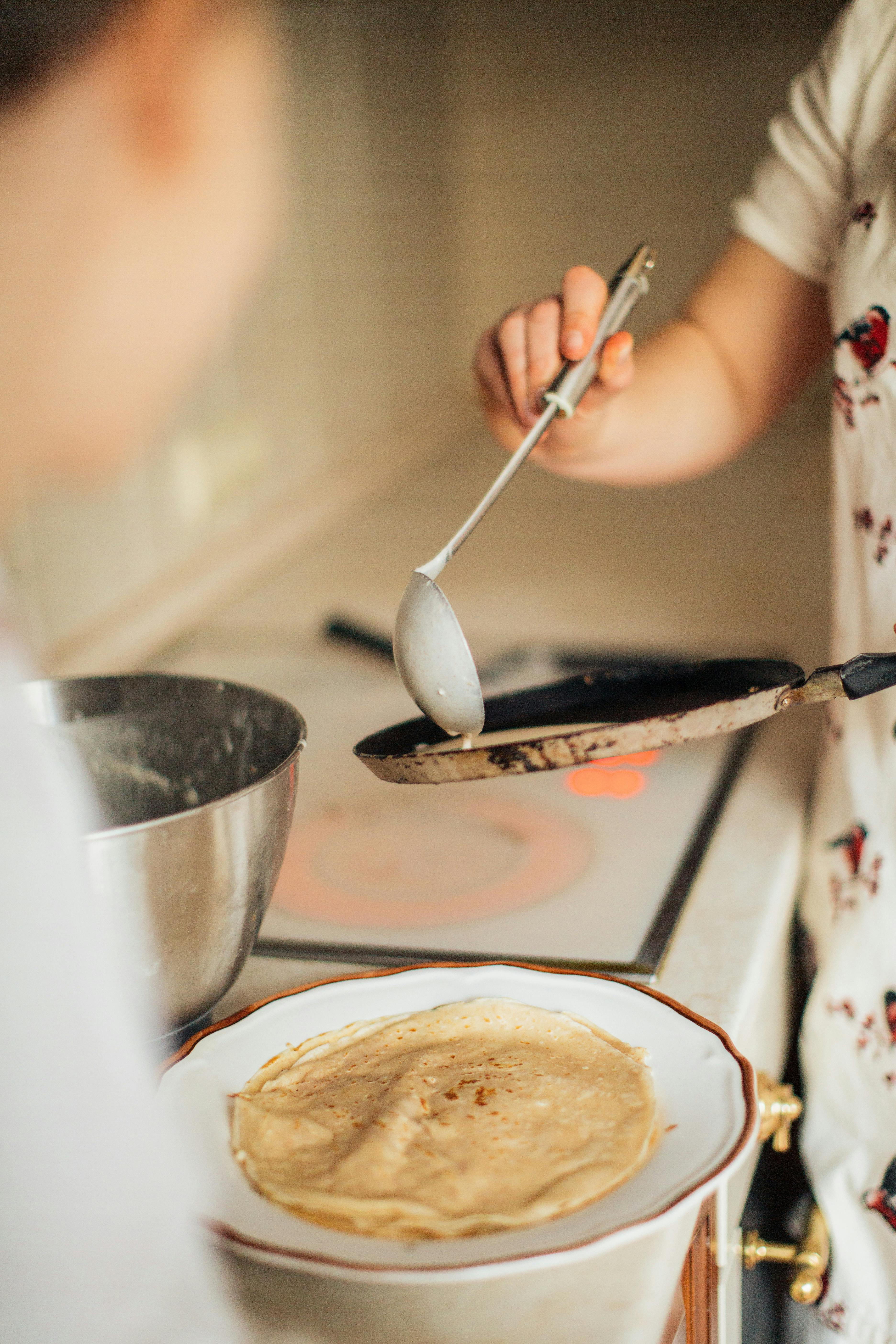 A woman making breakfast | Source: Pexels