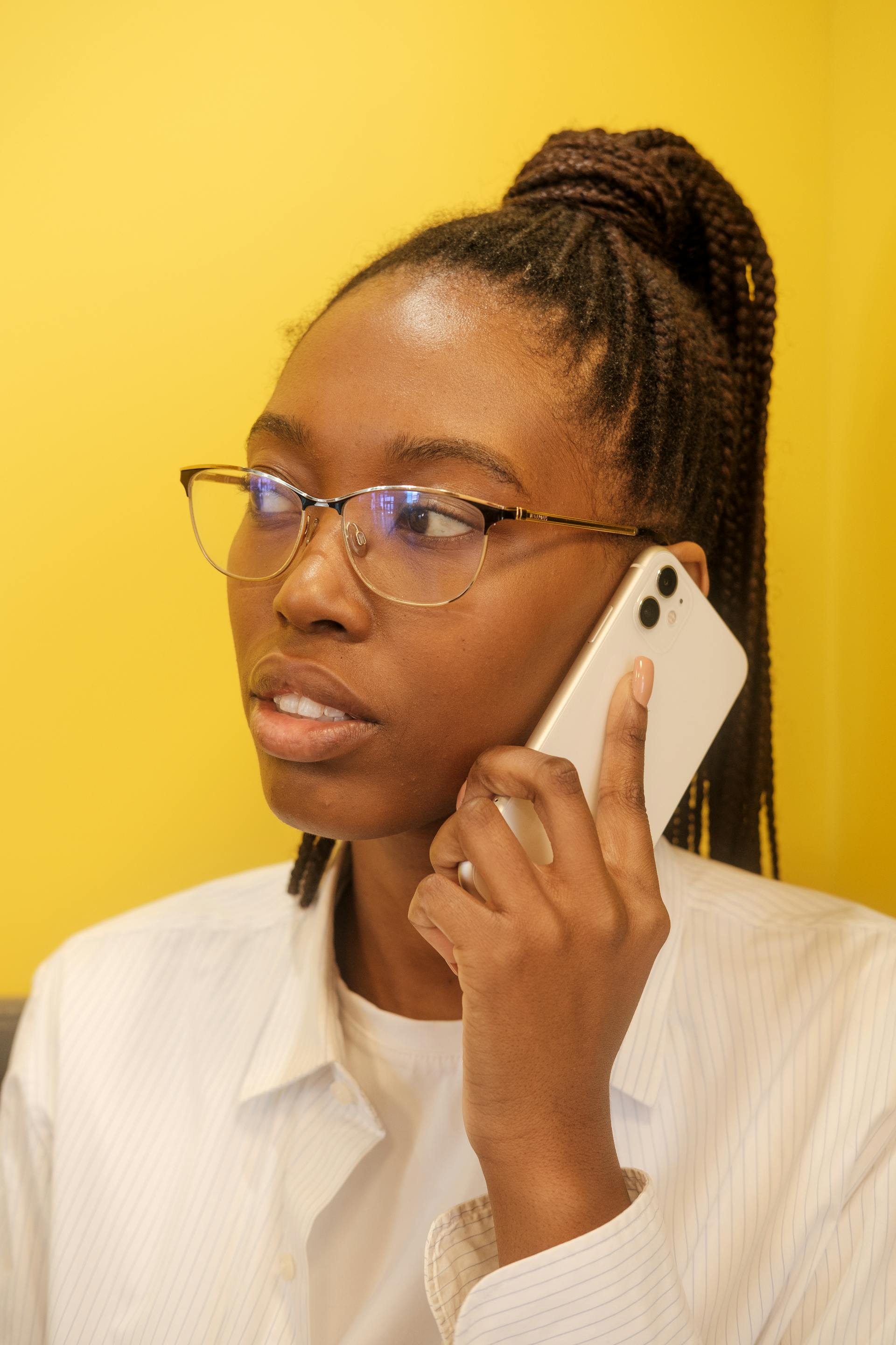 A woman making a phone call | Source: Pexels