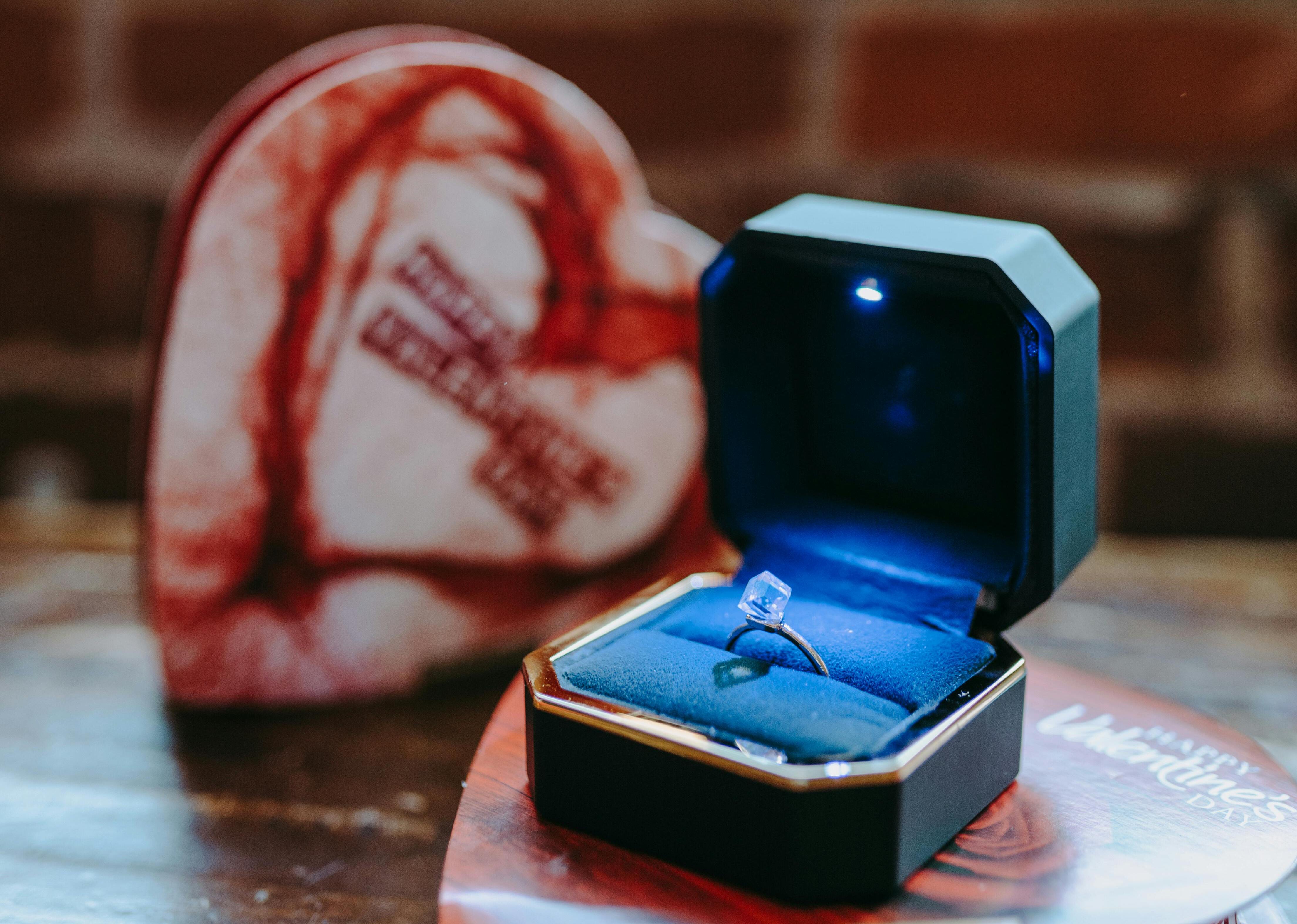 An engagement ring in a box | Source: Pexels