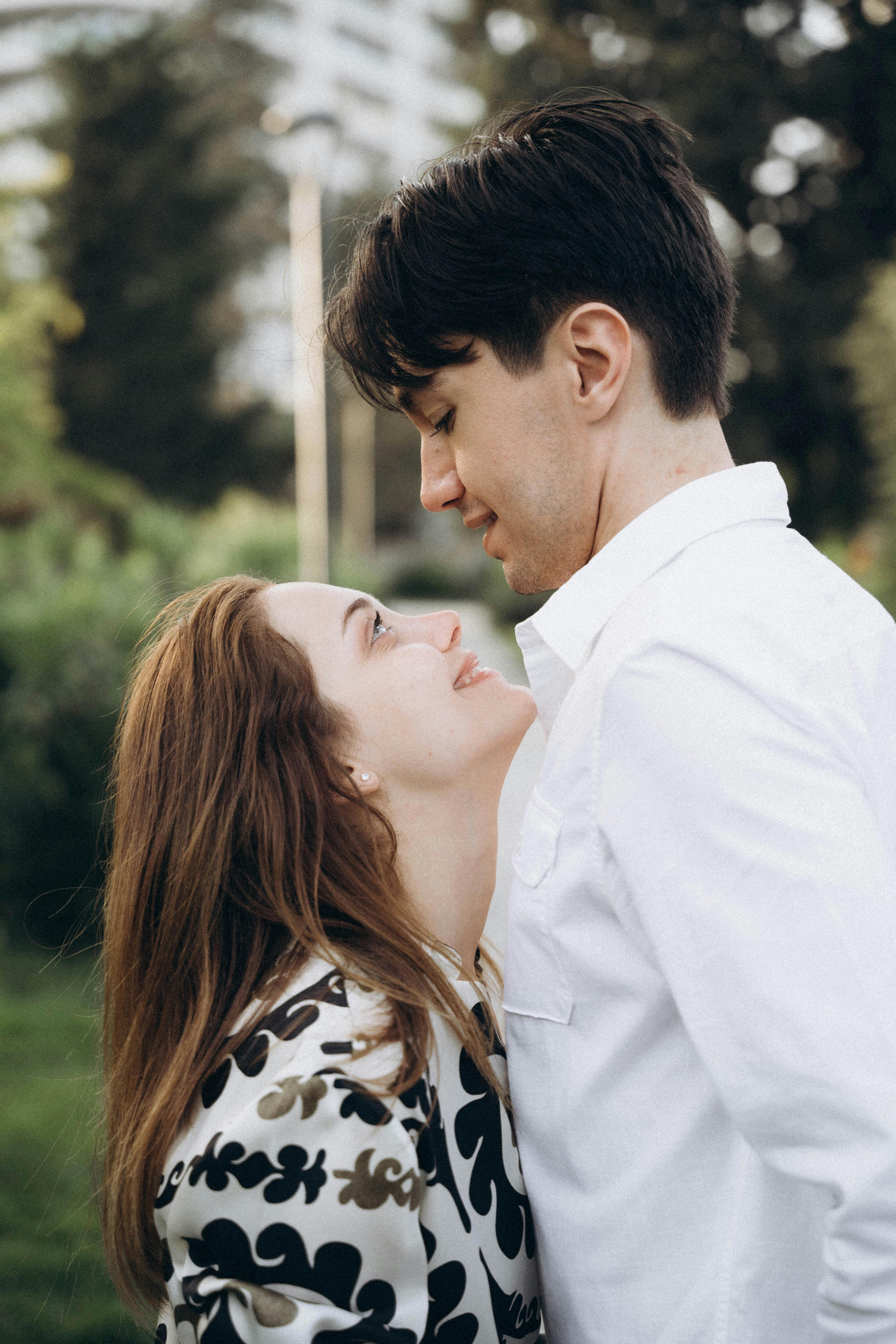 A couple gazing into each other's eyes | Source: Pexels