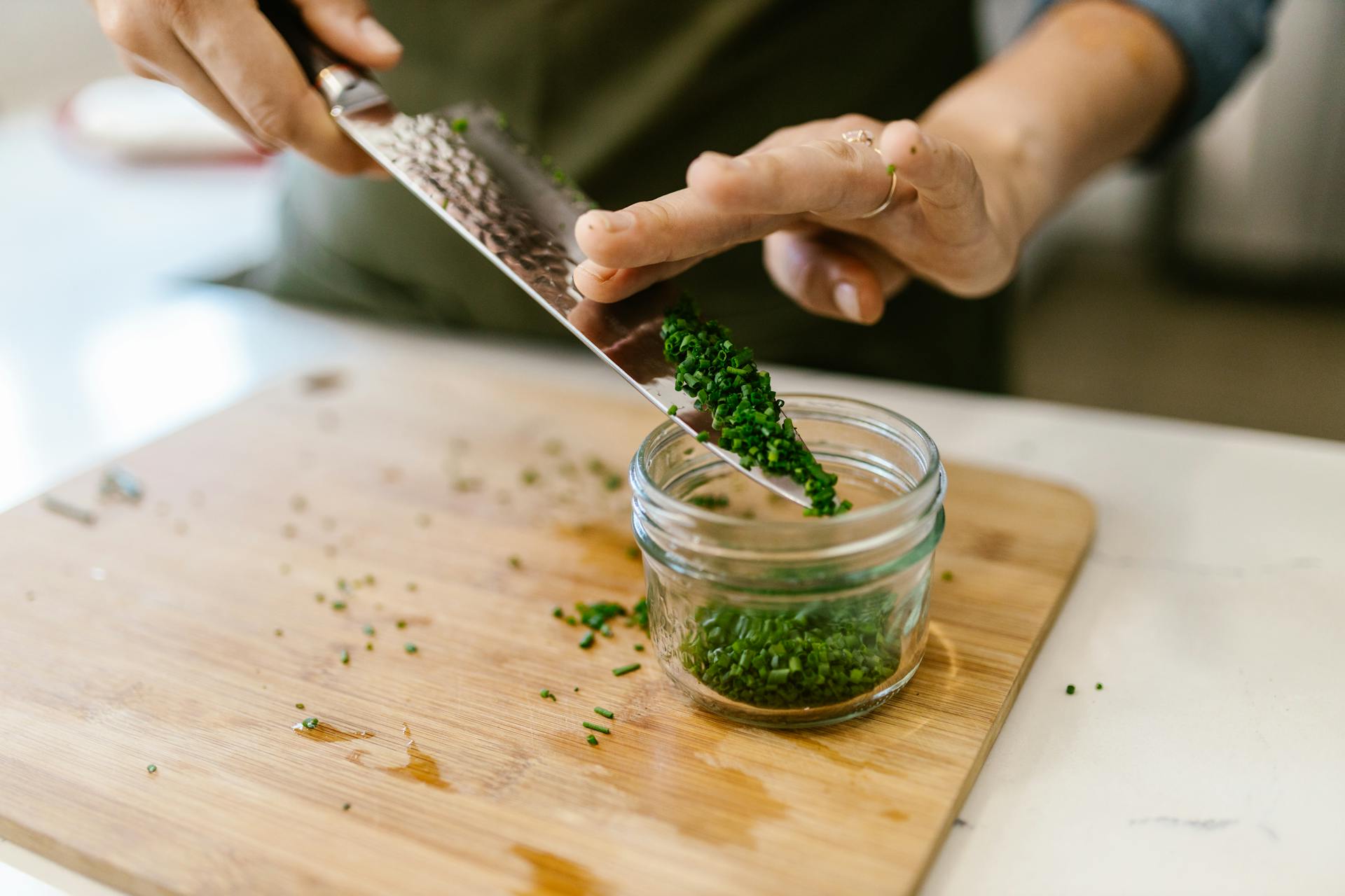 A woman chopping vegetables | Source: Pexels