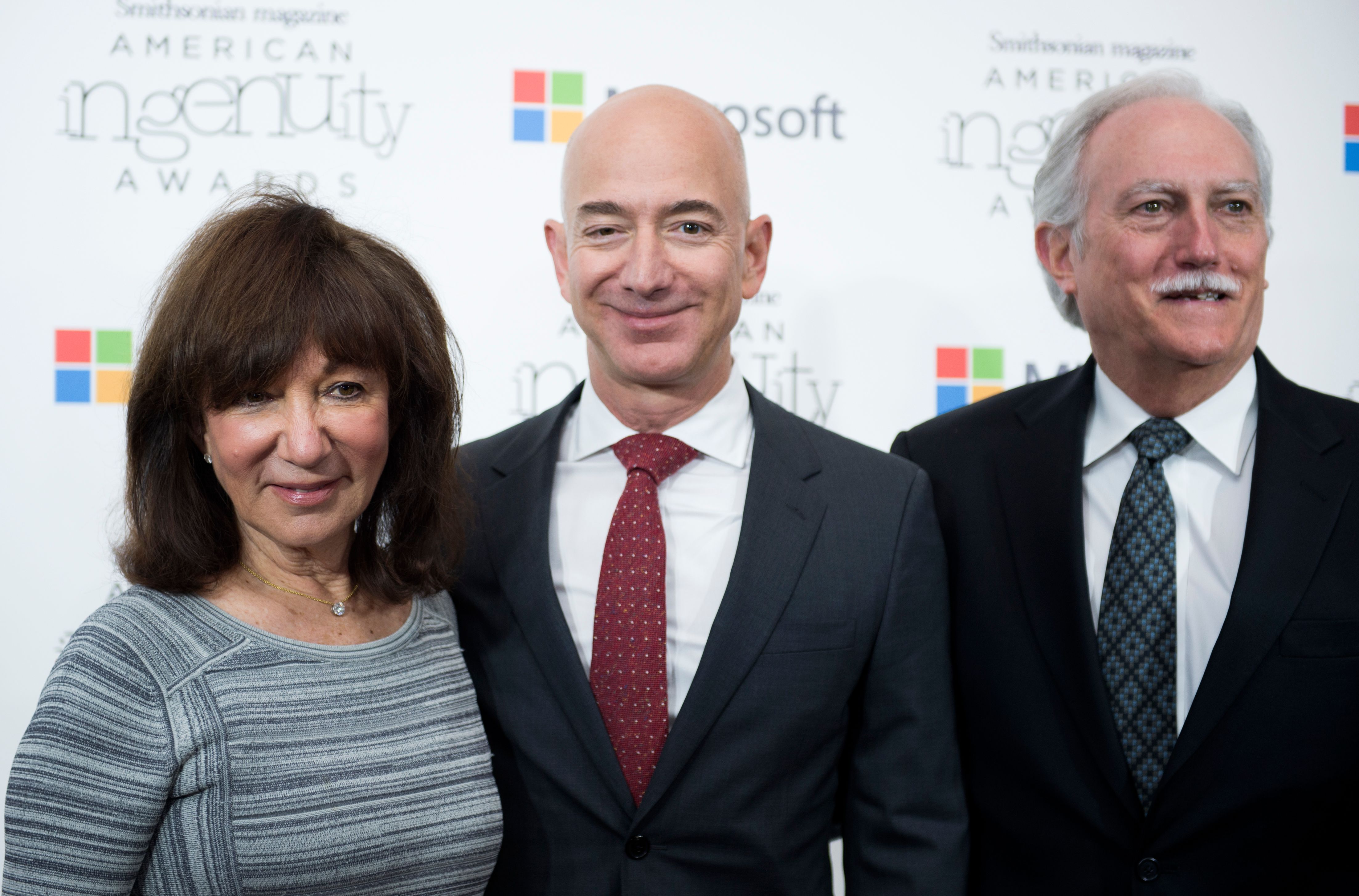 Jeff Bezos poses on the red carpet with his parents, Jackie (L) and Mike (R), for the Smithsonian Magazine's 2016 American Ingenuity Awards at the National Portrait Gallery on December 8, 2016, in Washington, DC | Source: Getty Images