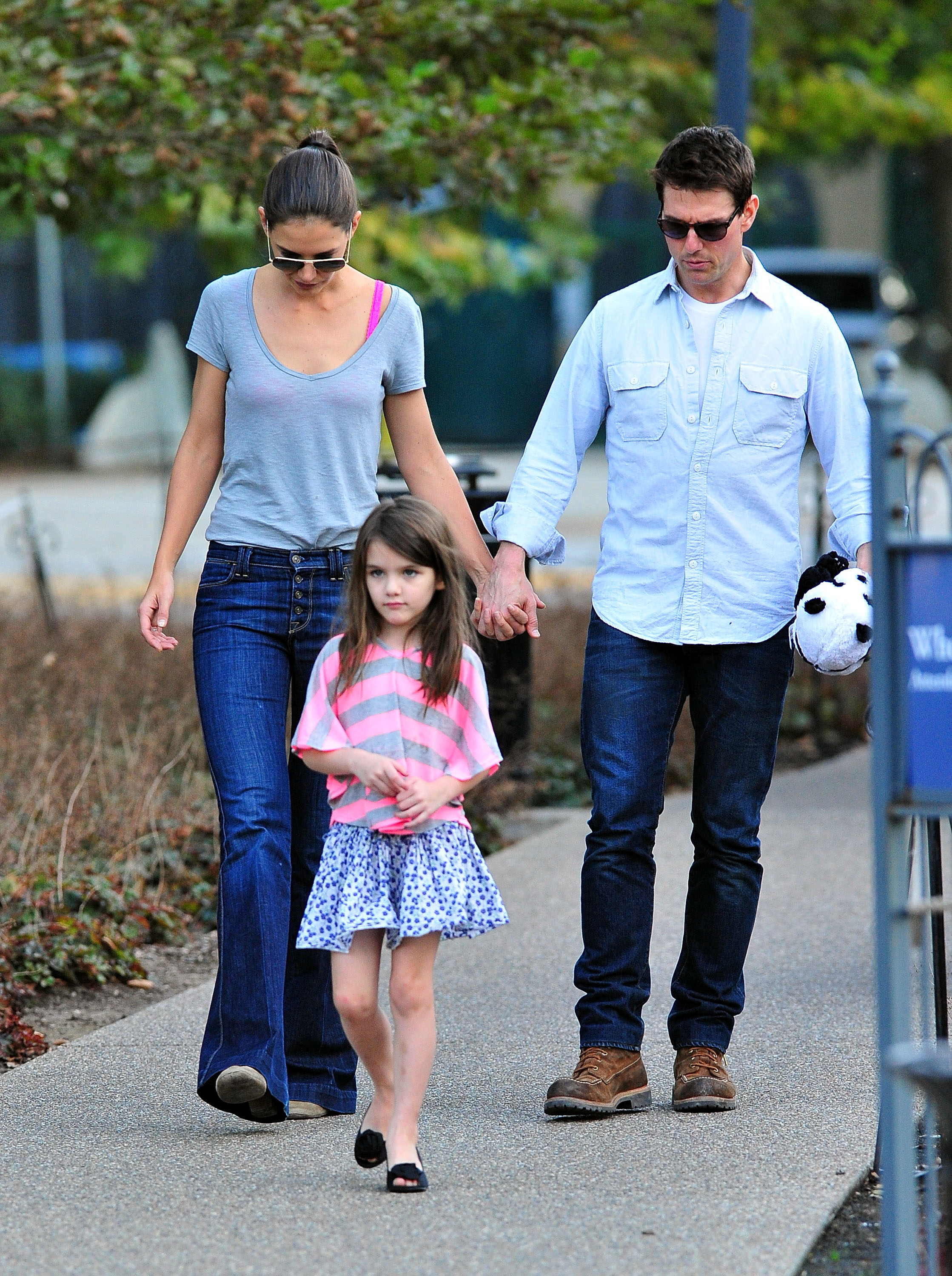 Katie Holmes, Tom Cruise and Suri Cruise visit Schenley Plaza's carousel on October 8, 2011 in Pittsburgh, Pennsylvania. | Source: Getty Images