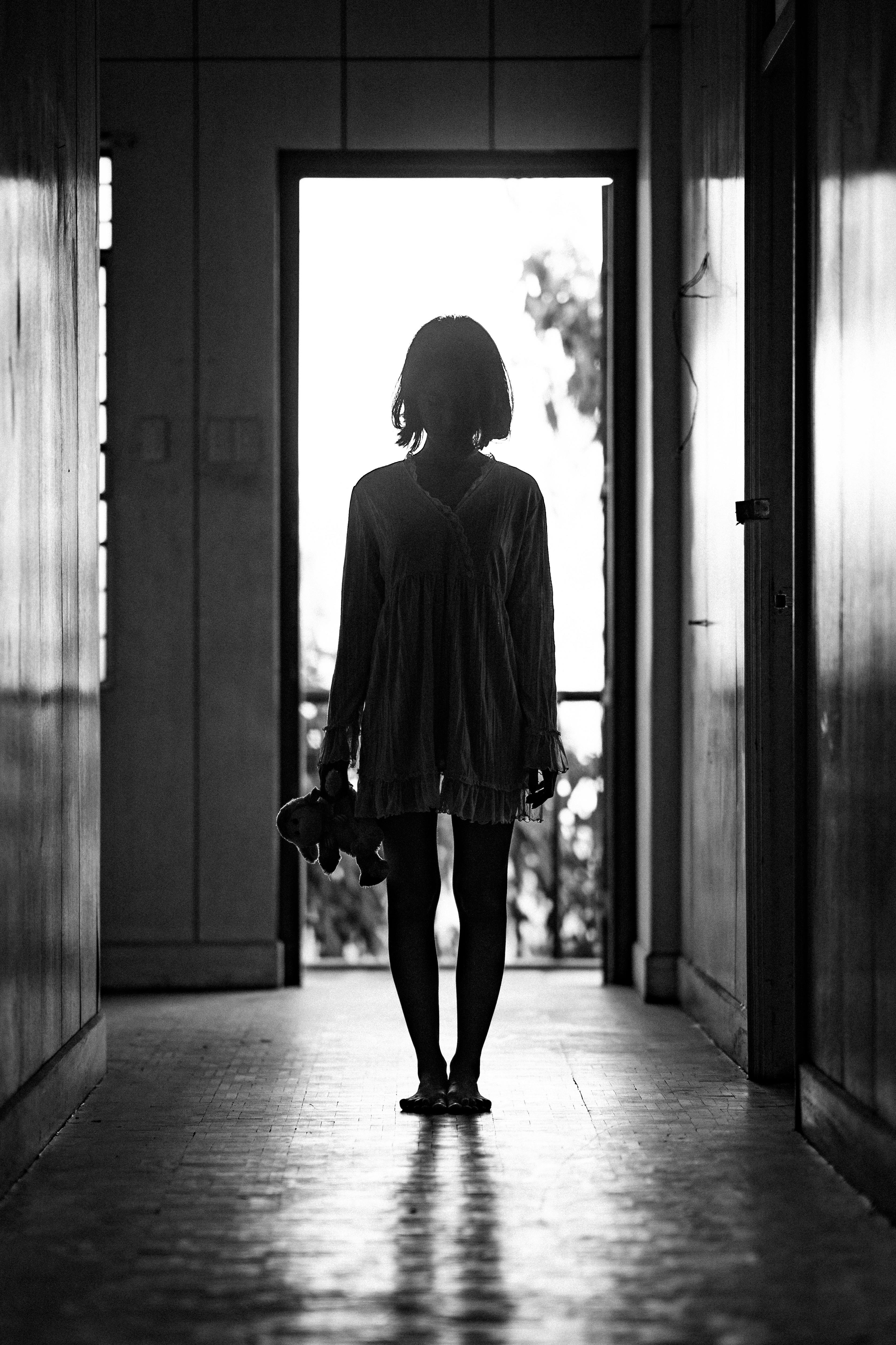 A woman standing in a hallway | Source: Pexels