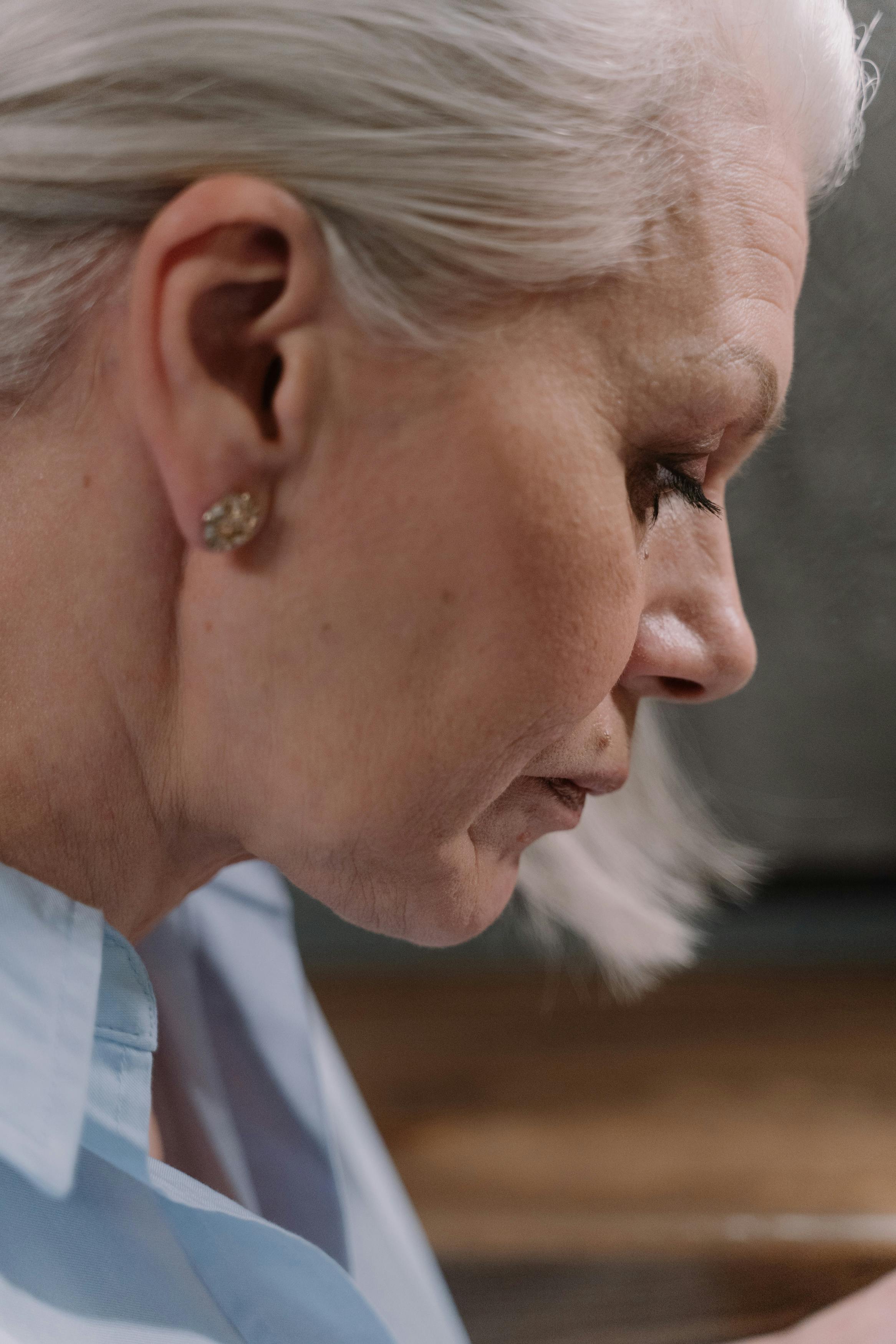 A close-up of an upset woman | Source: Pexels