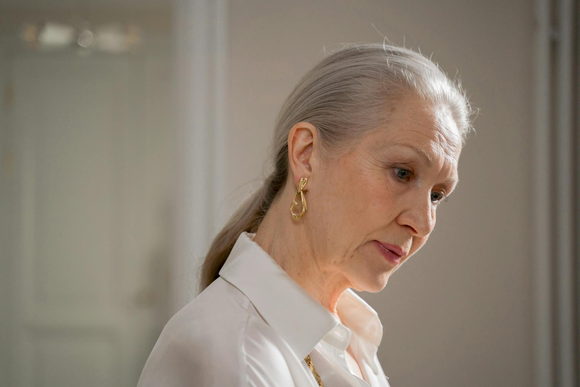An unhappy senior woman looking at someone | Source: Pexels