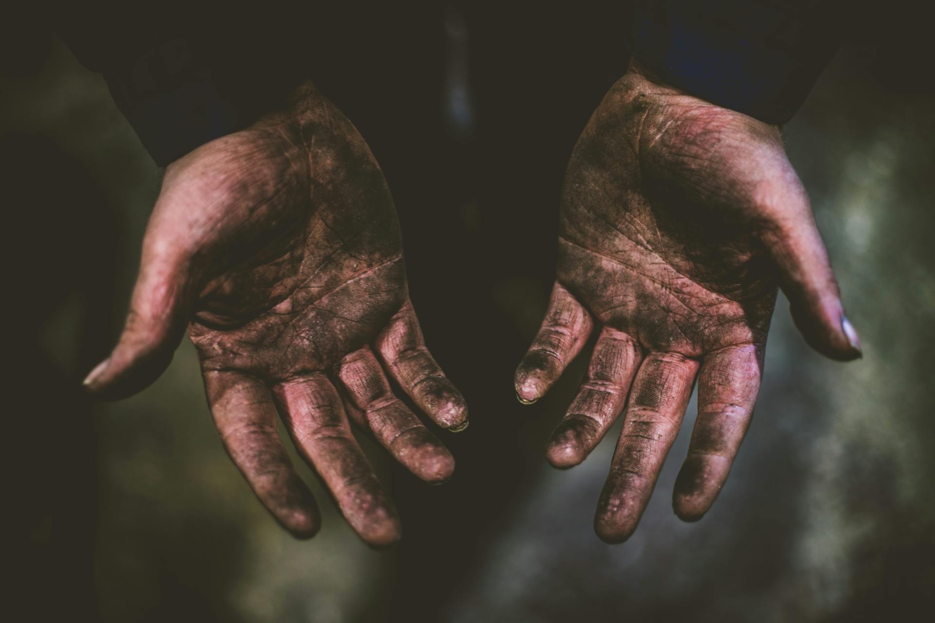 A man's soiled hands | Source: Pexels