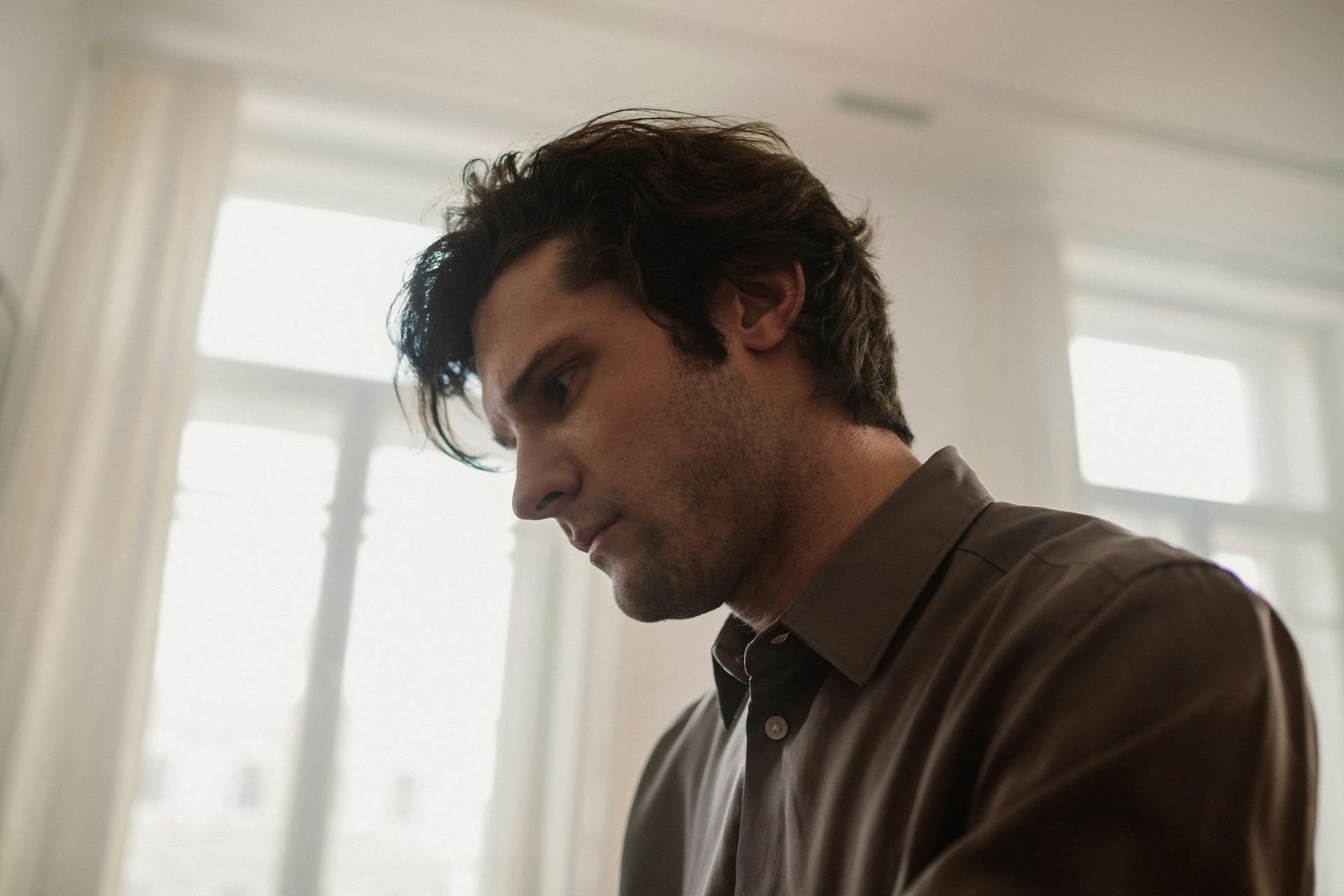 A man looking down | Source: Pexels