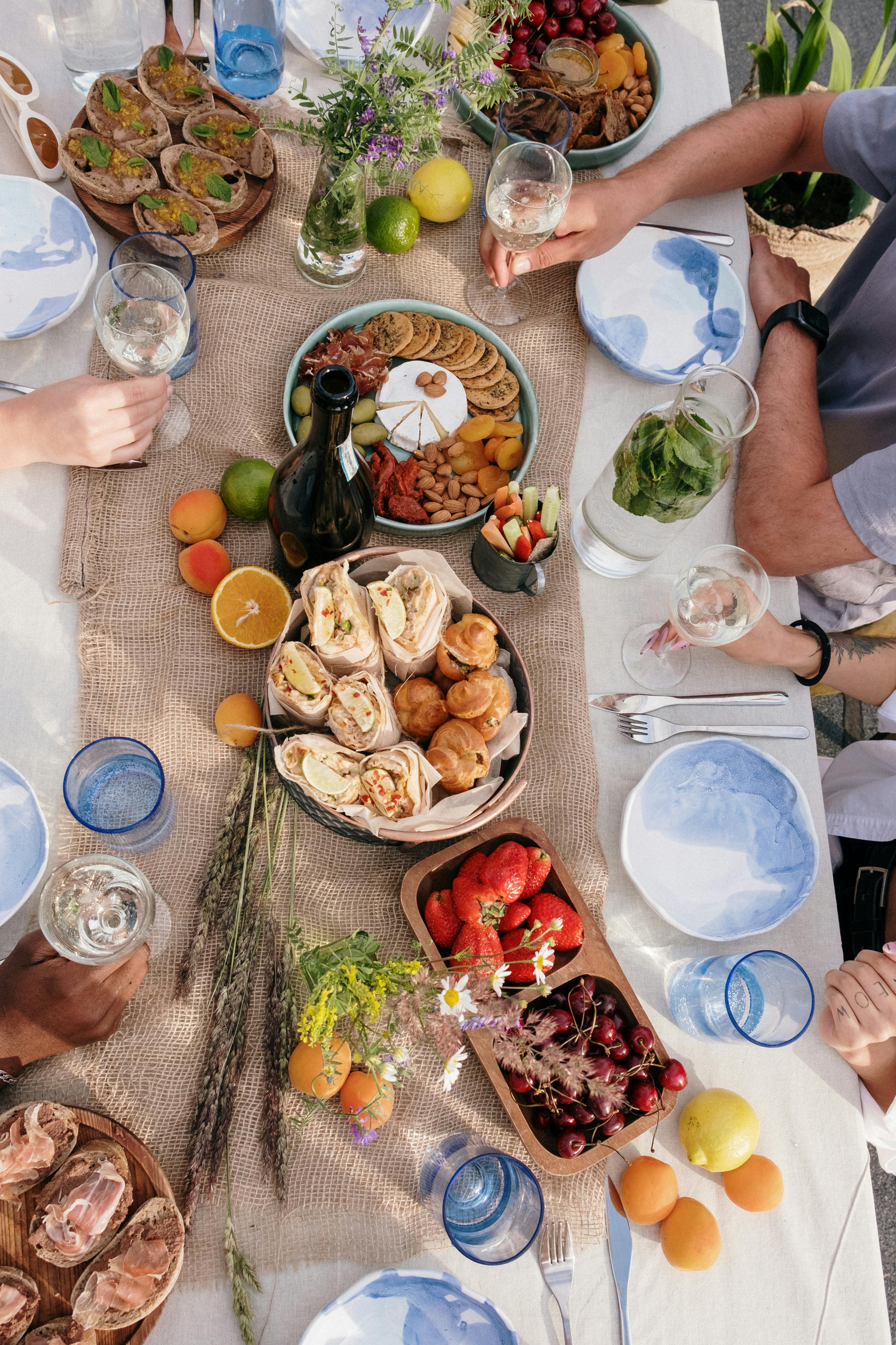 People feasting | Source: Pexels