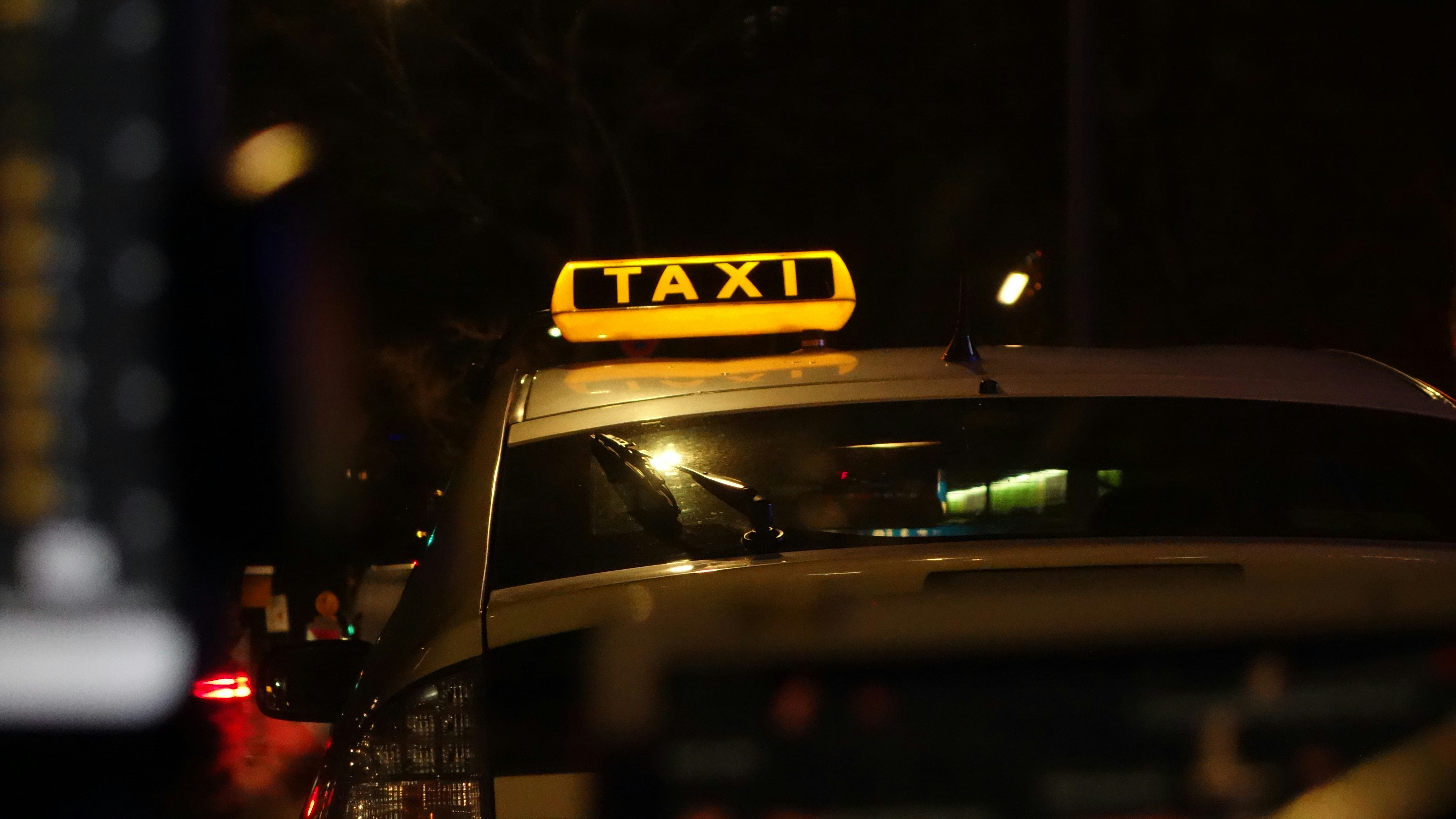 A cab on the road at night | Source: Unsplash