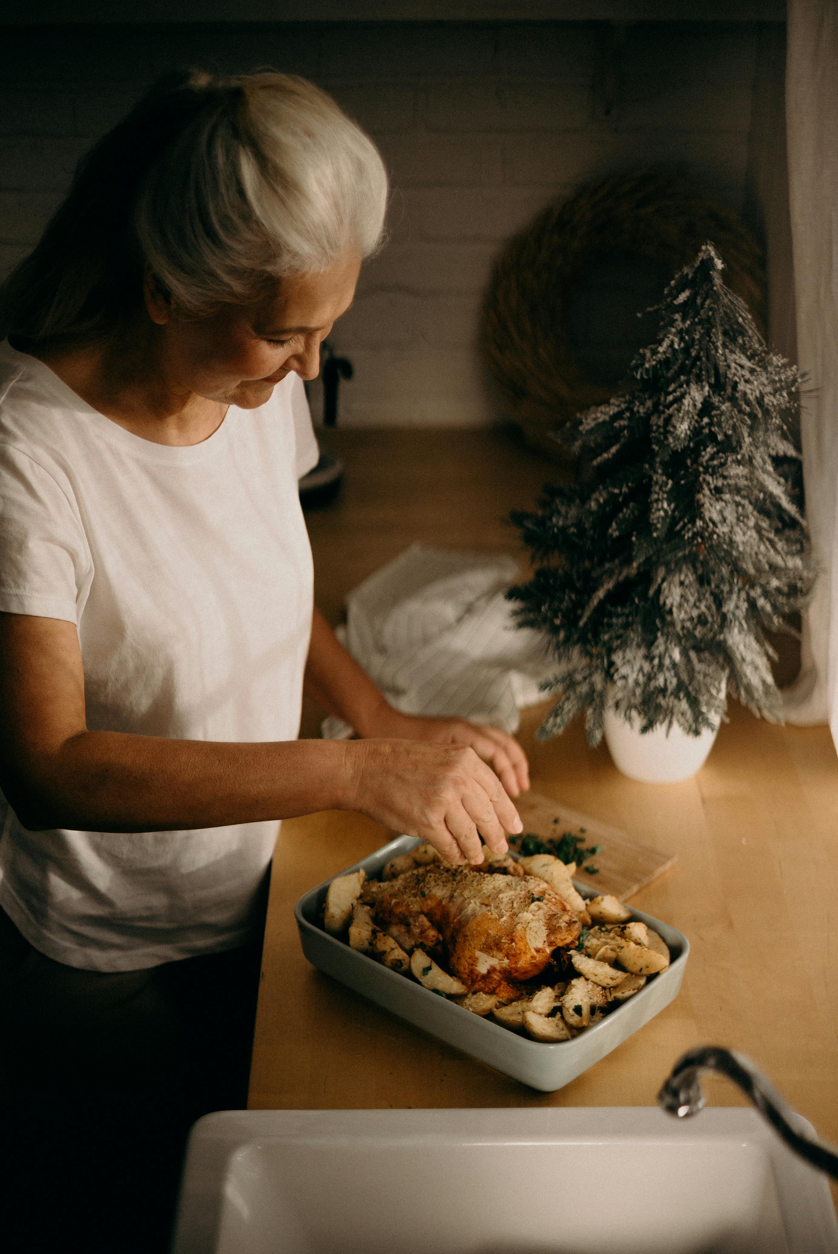 An older woman busy in a kitchen | Source: Pexels