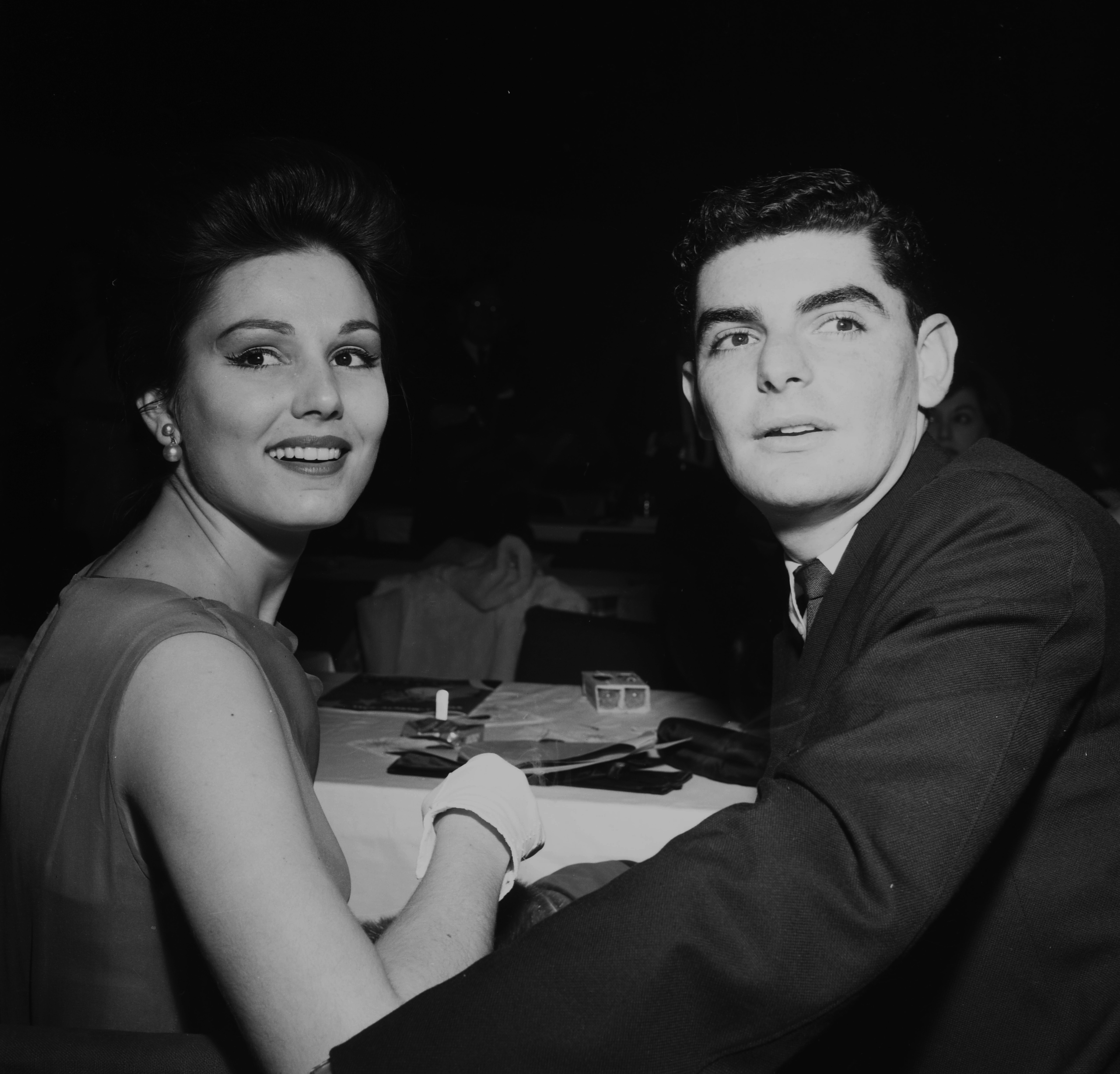 Actor Richard Benjamin with his wife Paula Prentiss attend a dinner in Los Angeles, California in 1961 | Source: Getty Images