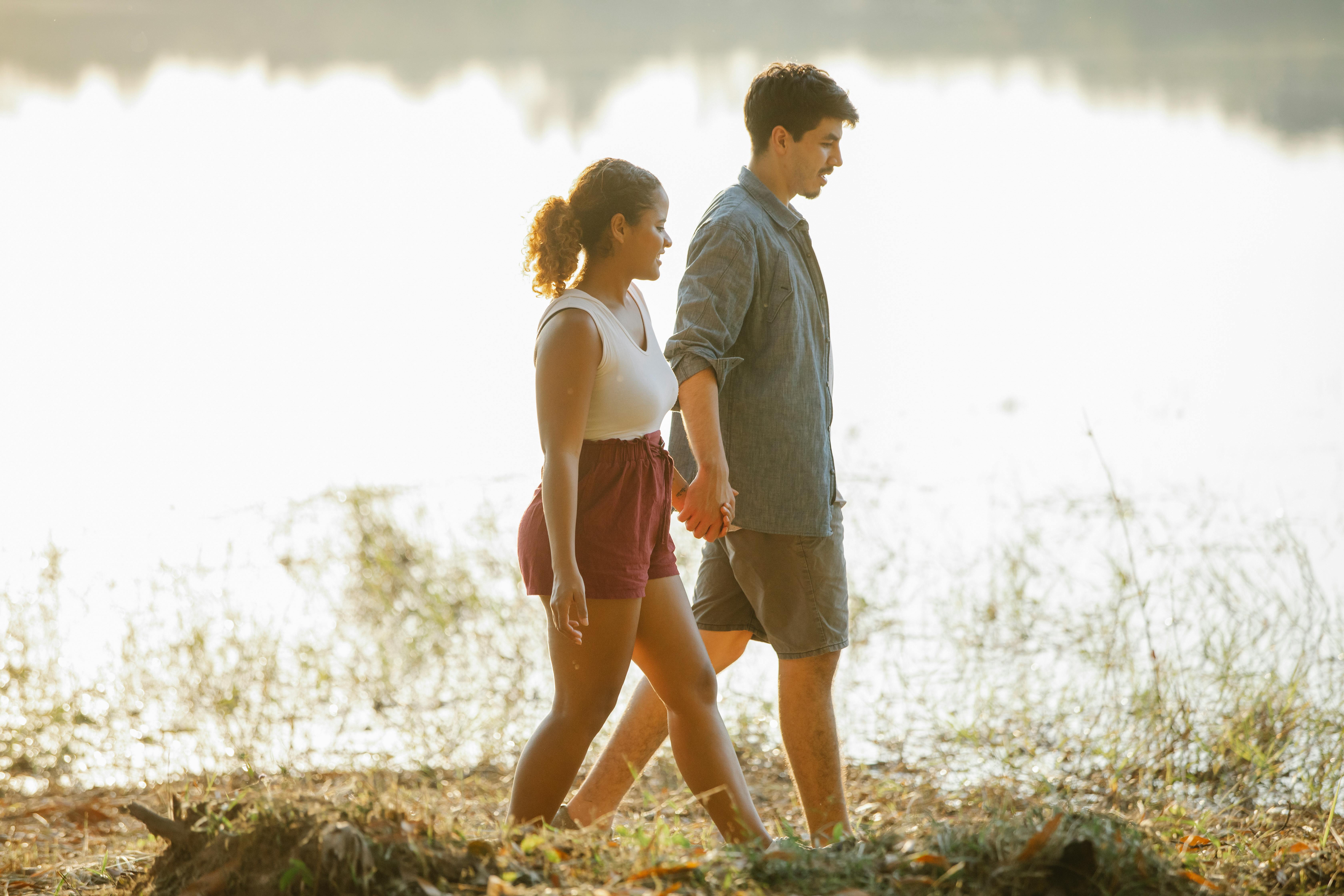 A couple holding while on a walk | Source: Pexels