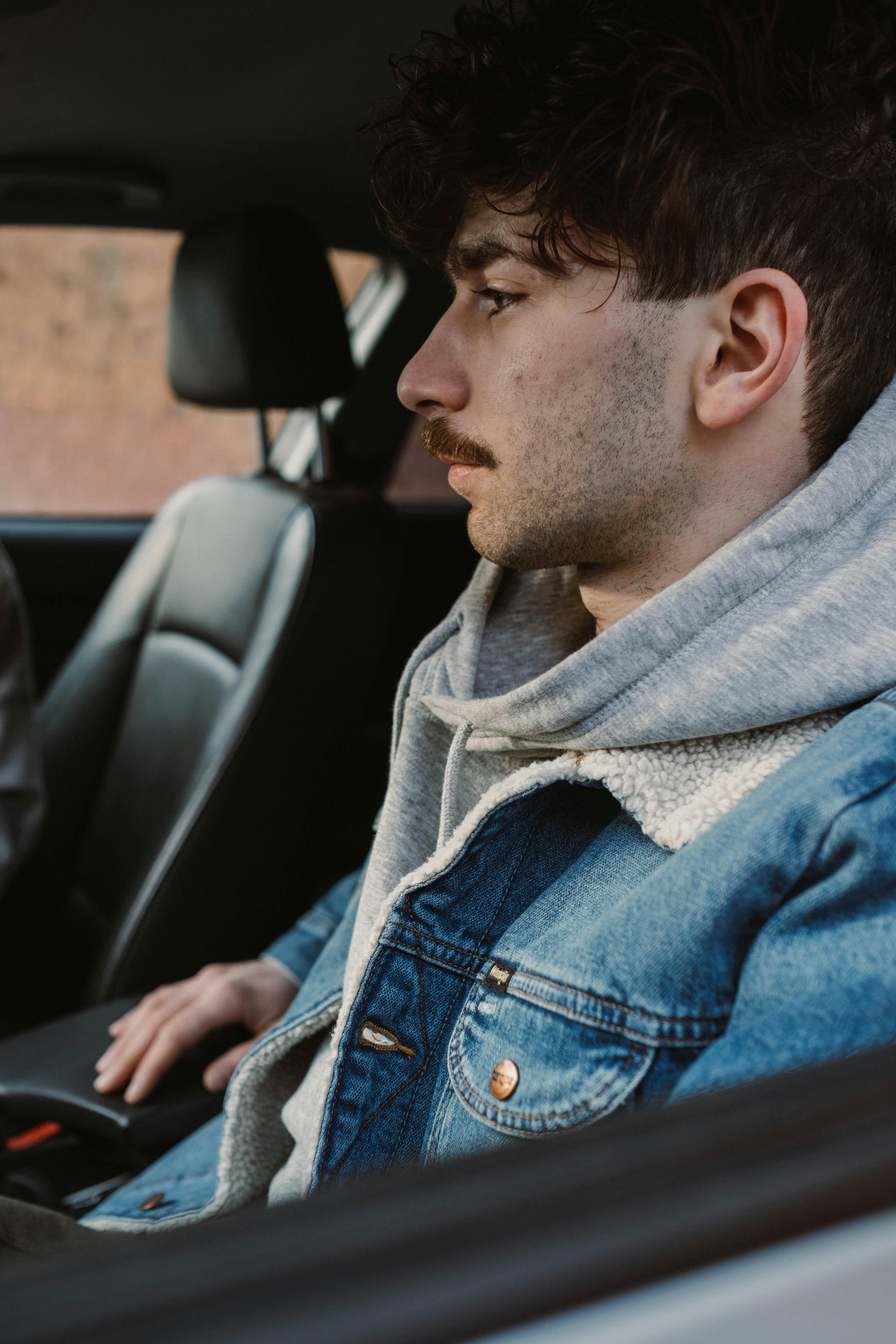 A man sitting in a car | Source: Pexels