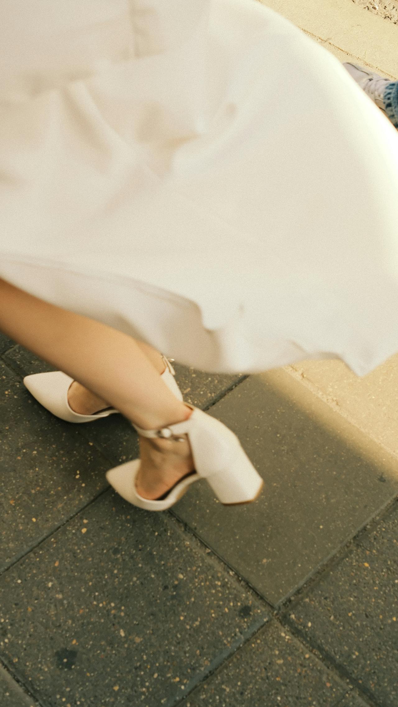 My Sister Made Me Eat in the Garage at Her Wedding Because 'There Wasn't Enough Space for Everyone Inside' 13 A woman walking on a pavement | Source: Pexels