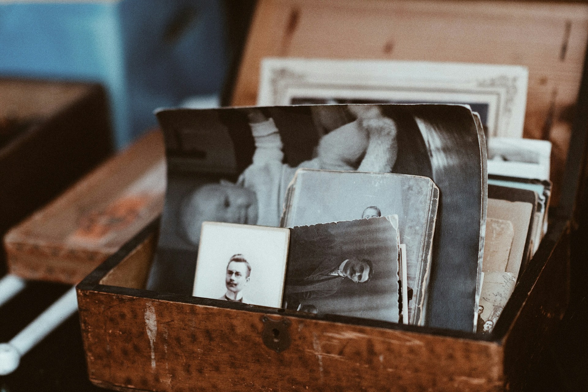 Vintage photographs in a wooden box | Source: Unsplash