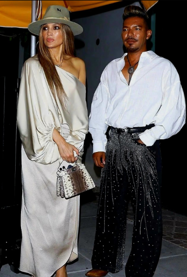 Jennifer Lopez and her friend, dated July 2025 | Source: X/@thisisjlopeznow
