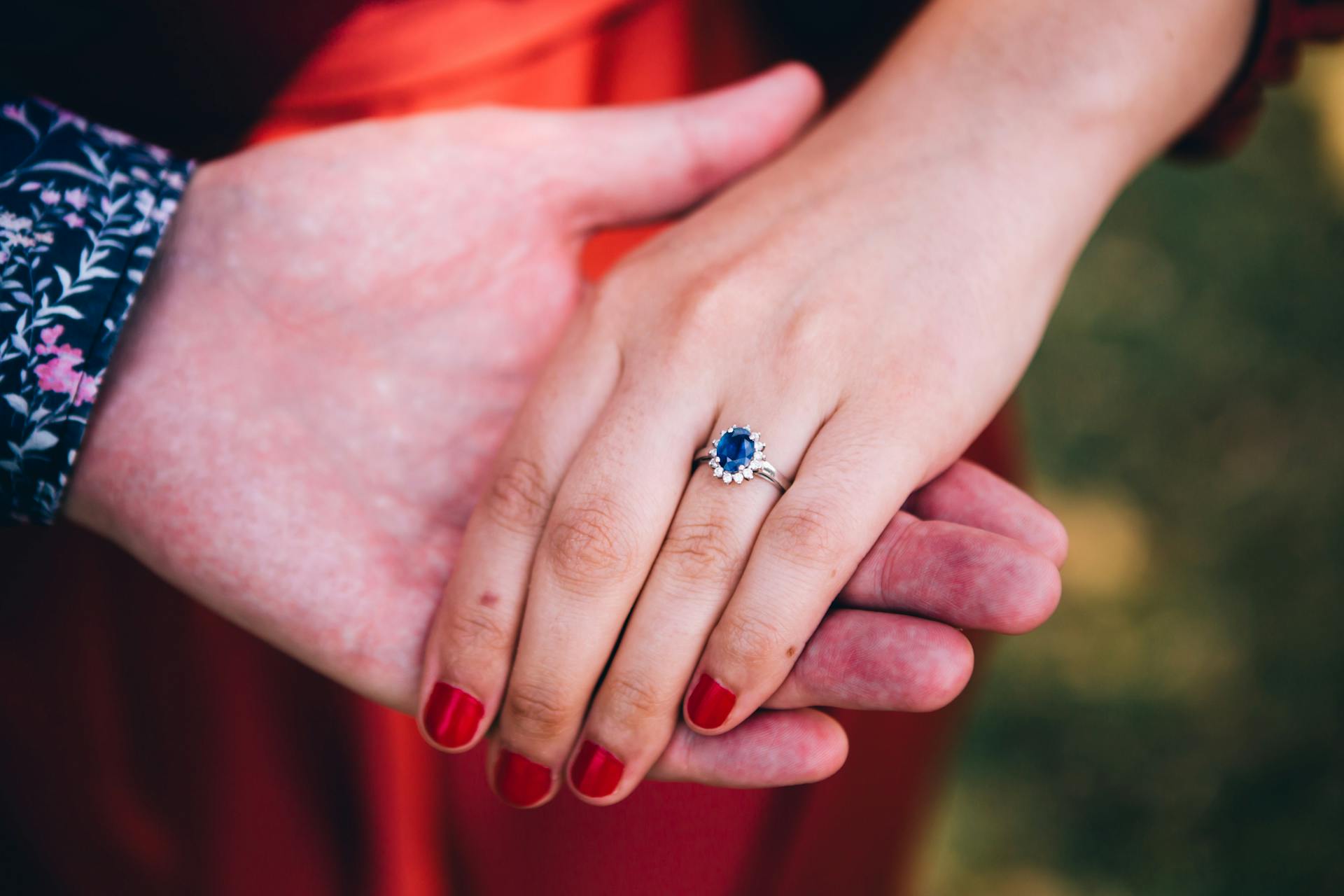 A man holding a woman's hand | Source: Pexels