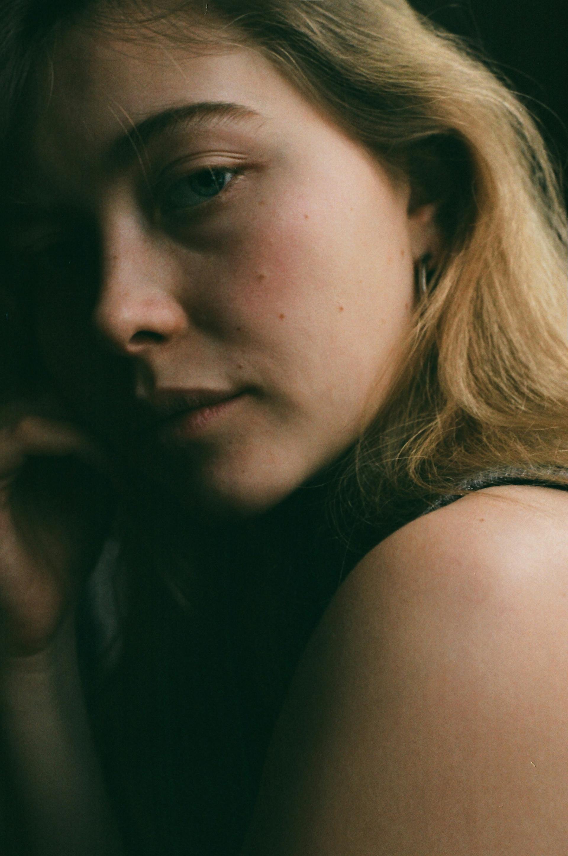 A thoughtful woman | Source: Pexels