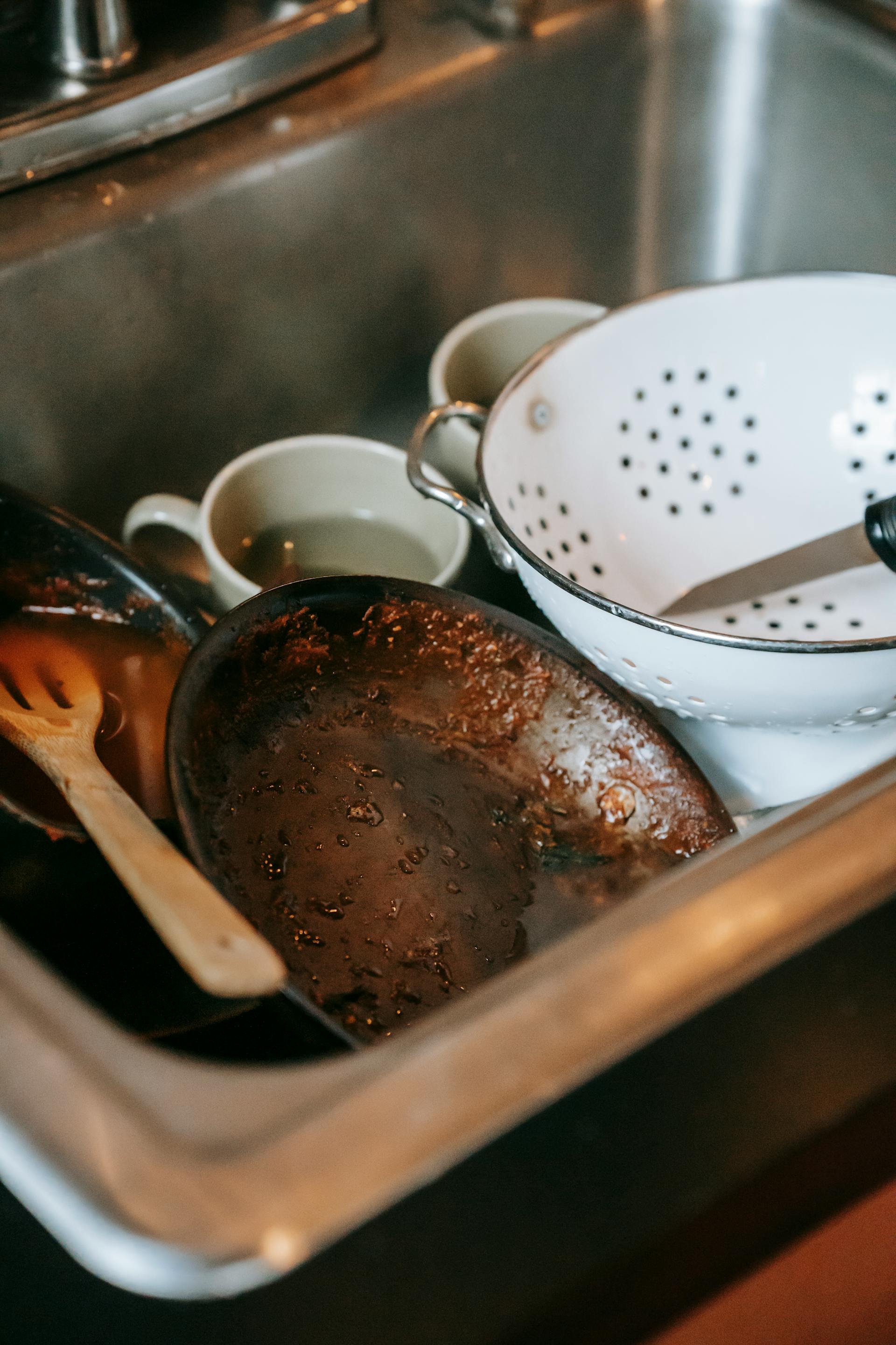 Dishes in the sink | Source: Pexels