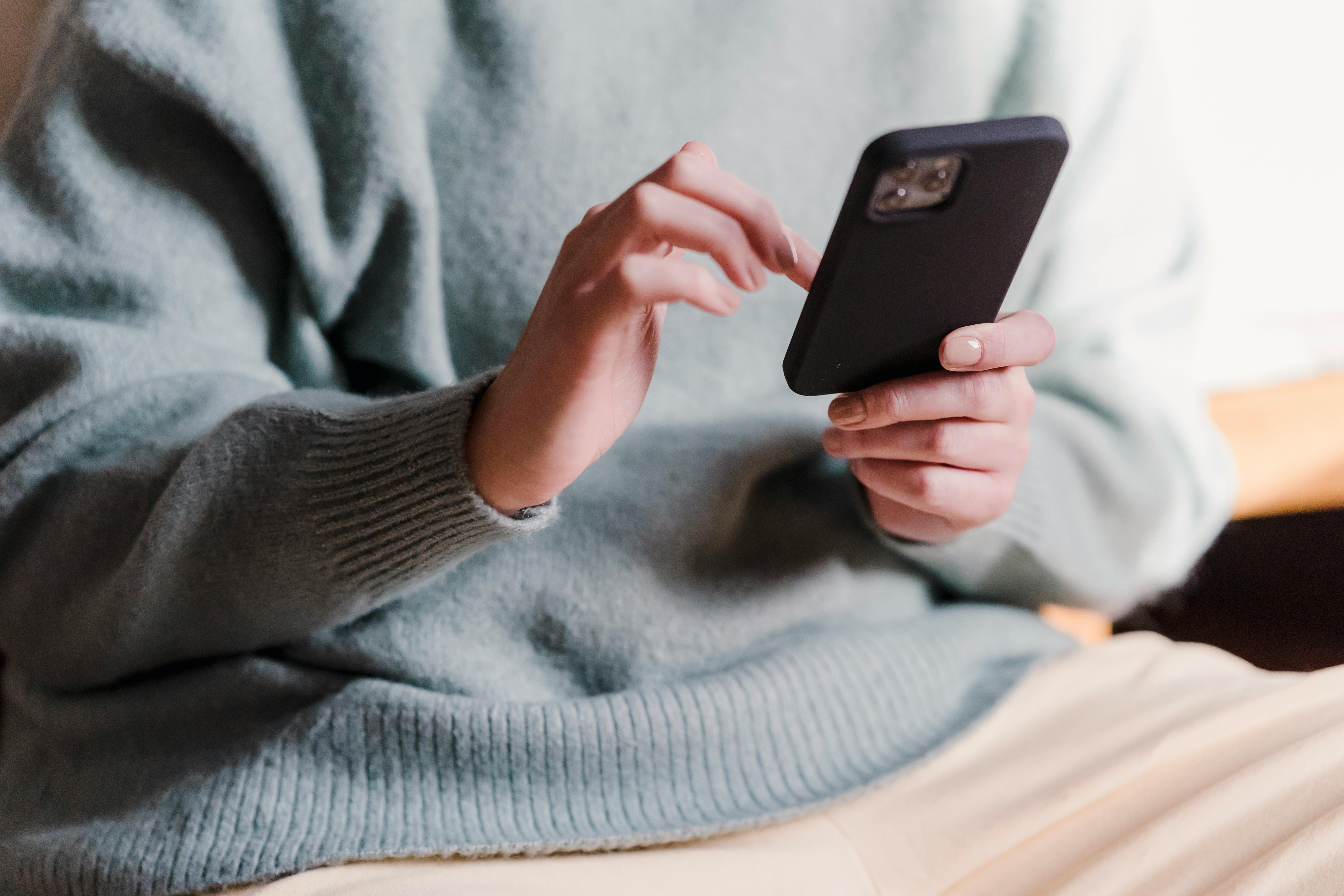 Uma mulher segurando um celular | Fonte: Pexels