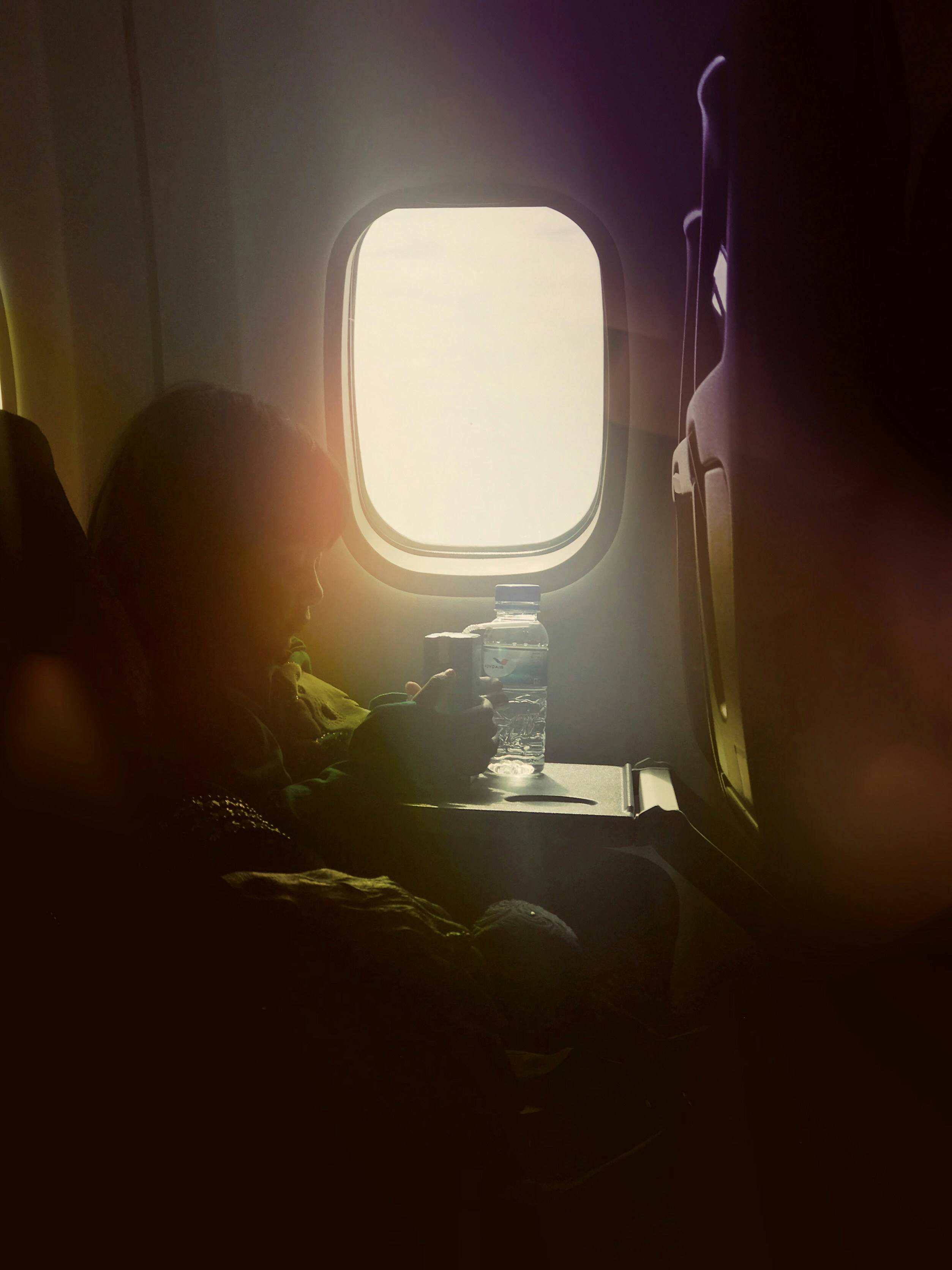 Une petite fille assise dans un avion | Source : Unsplash