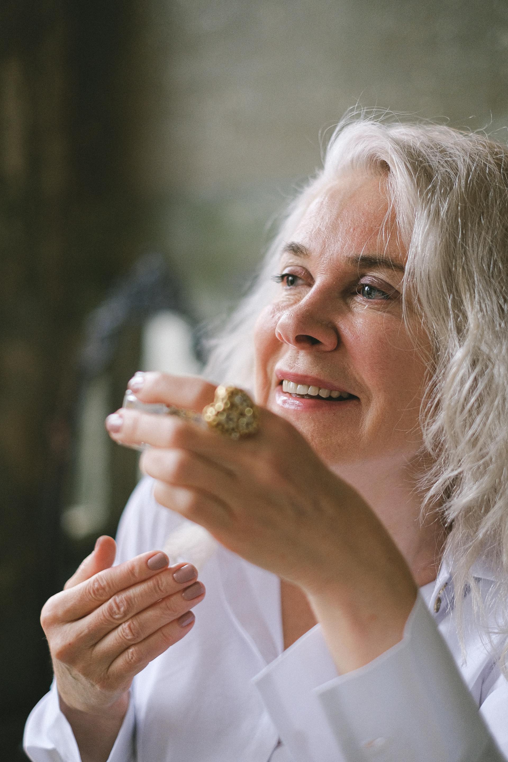 A smiling woman speaking to someone | Source: Pexels