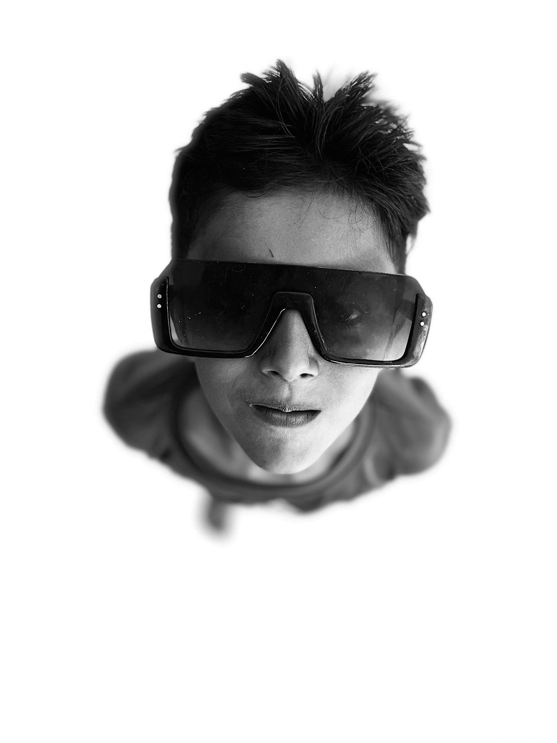 A boy wearing sunglasses | Source: Pexels