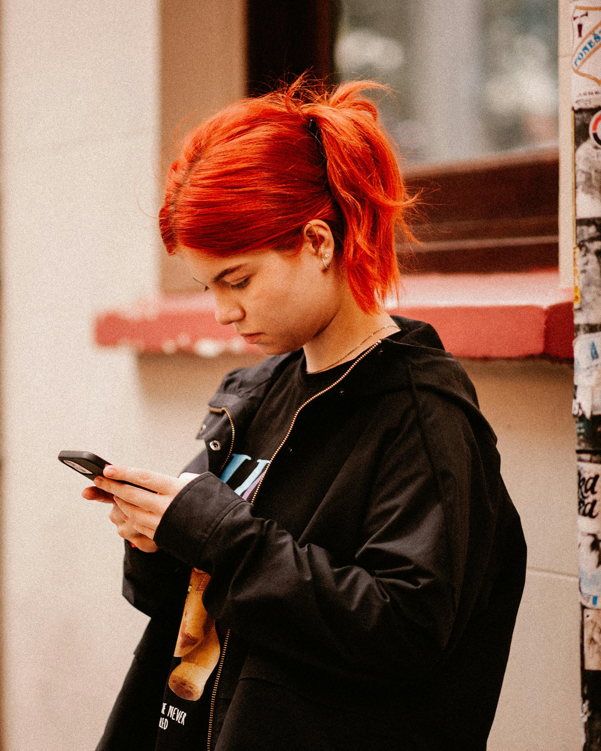 A young woman texting | Source: Pexels