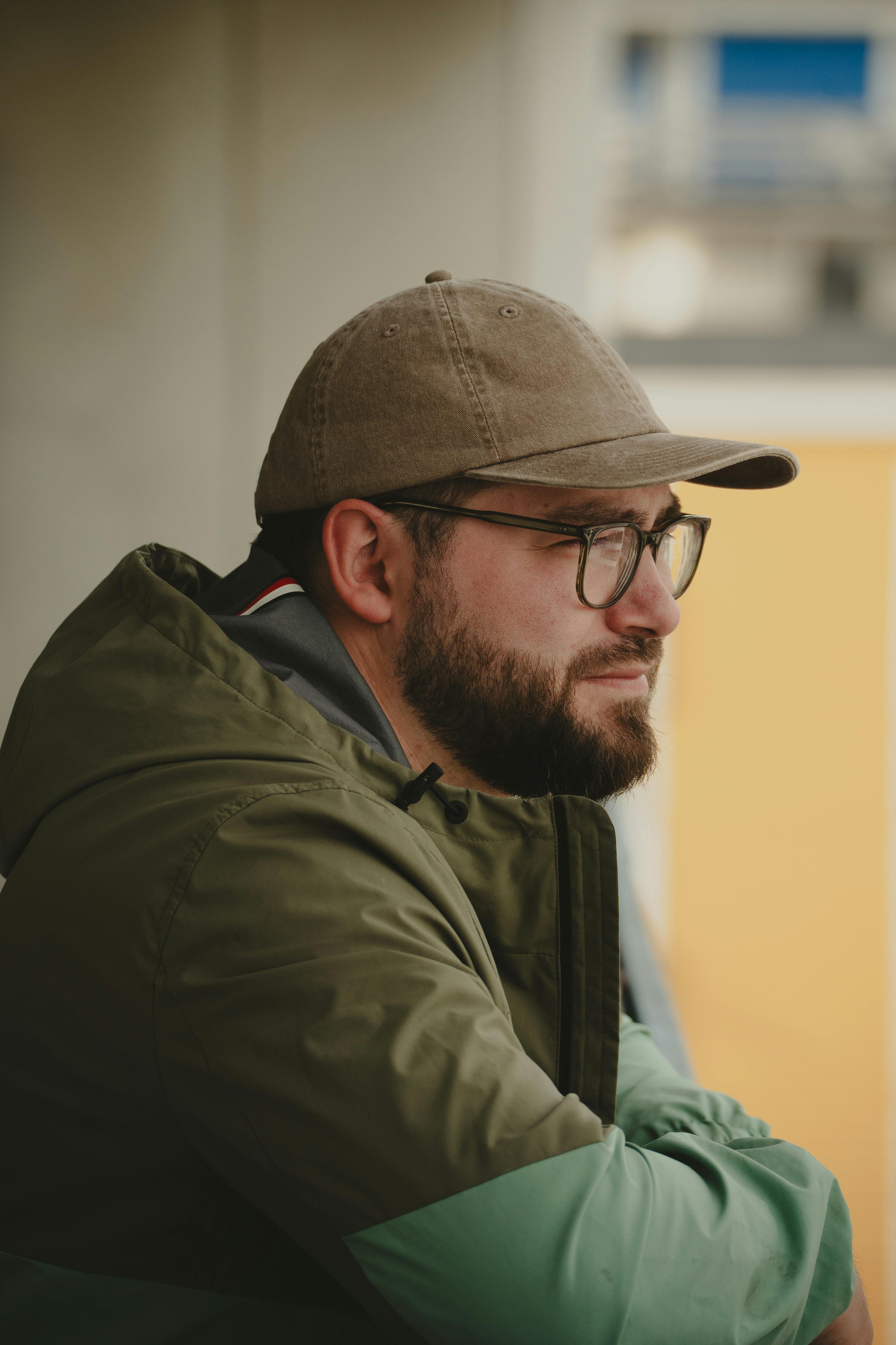A pensive man wearing a cap | Source: Pexels