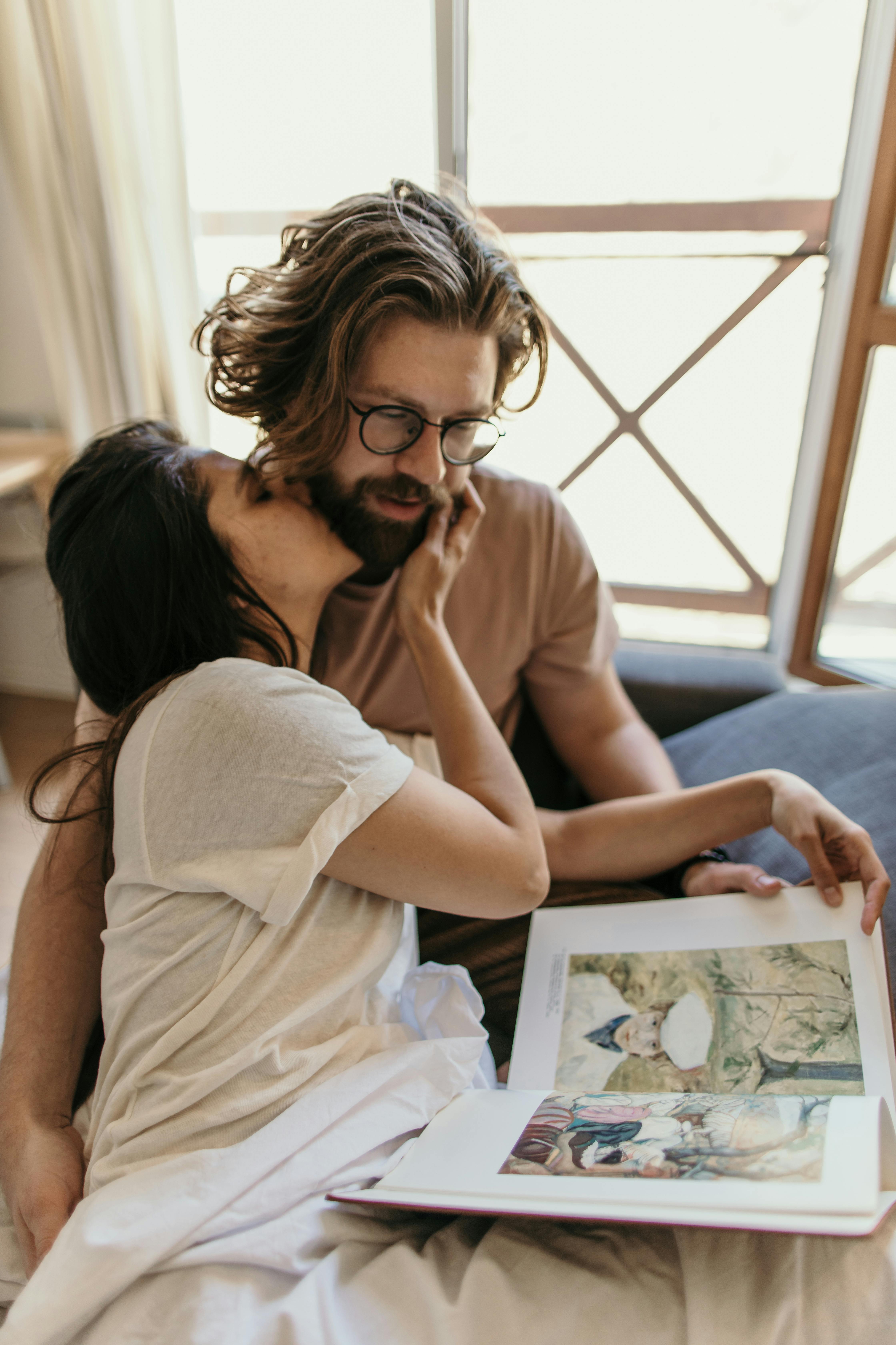 A woman comforting a man | Source: Pexels