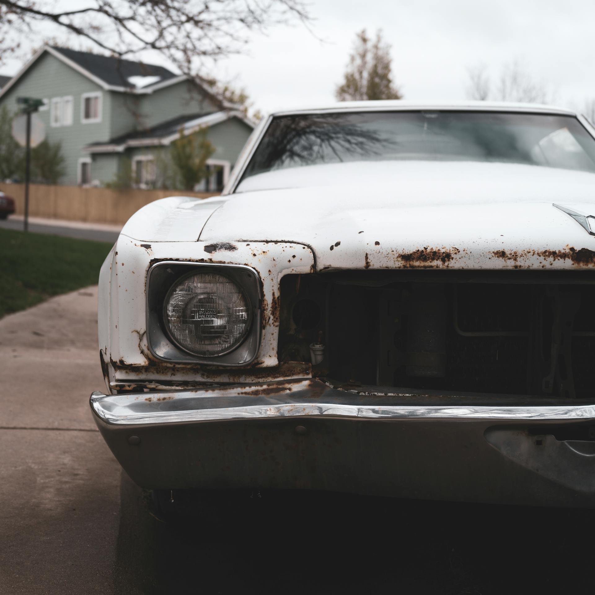 An old and rusty white car of the street | Source: Pexels