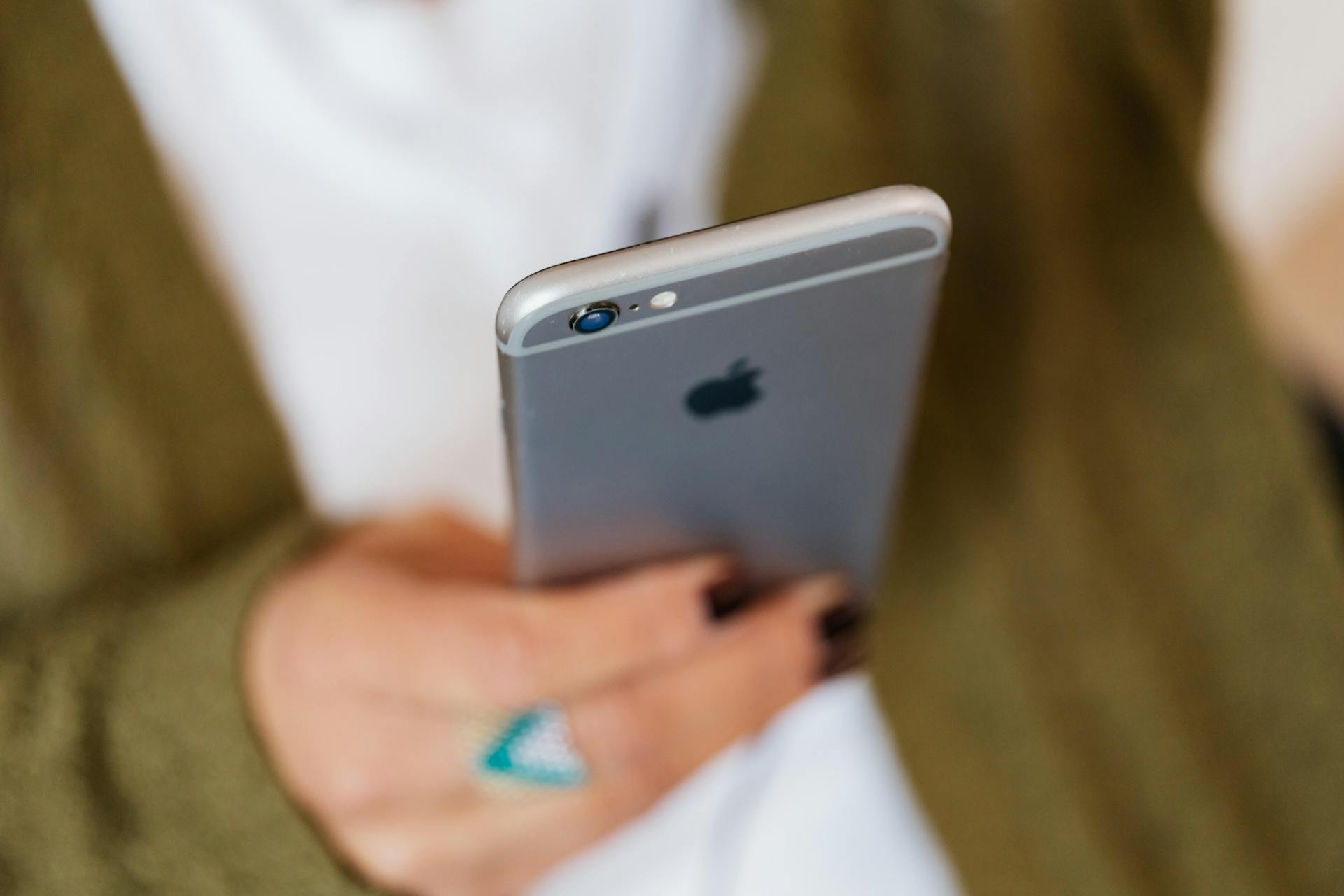 A close-up shot of a woman holding her smartphone | Source: Pexels