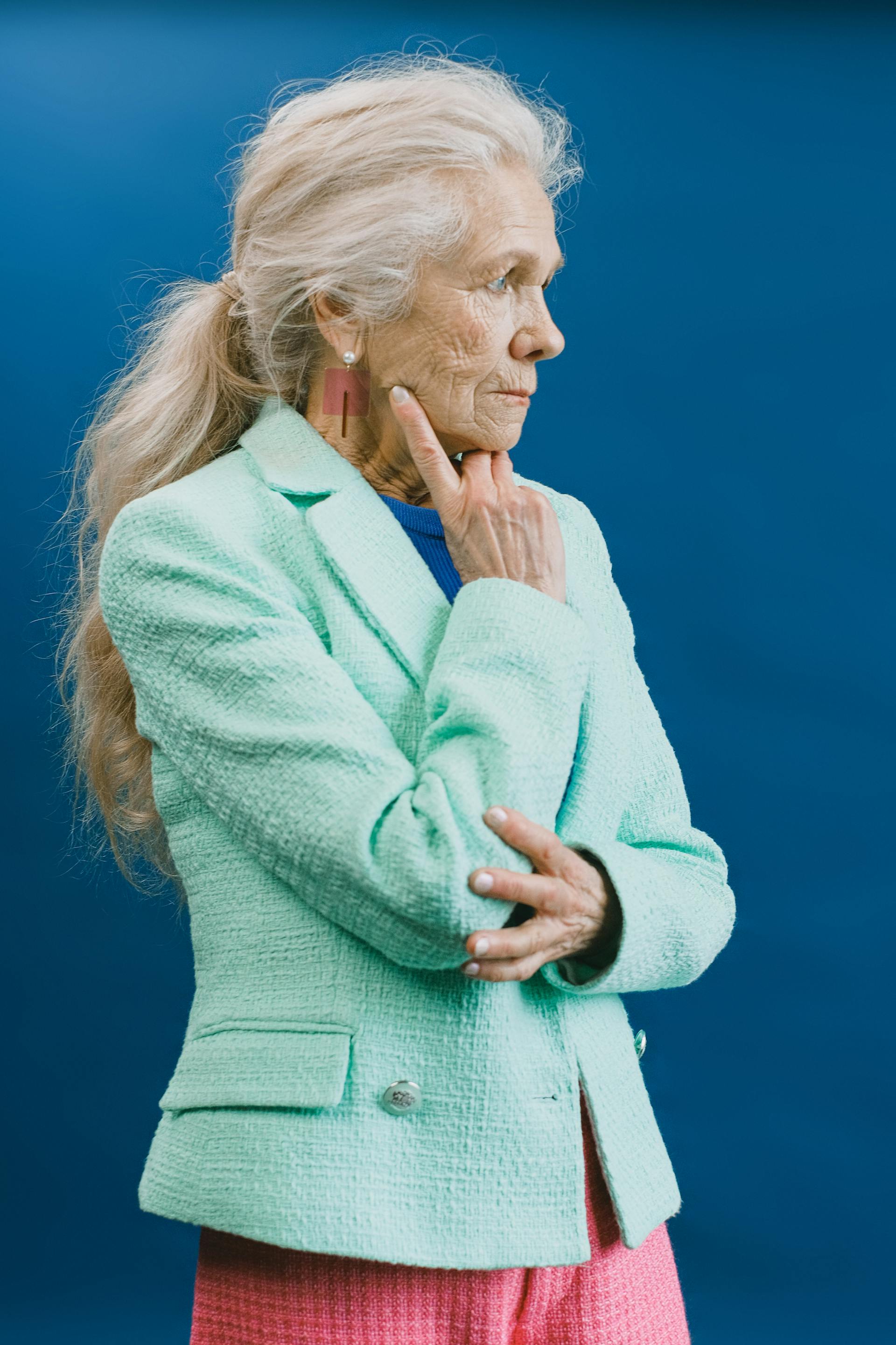 An angry senior woman looking sideways | Source: Pexels