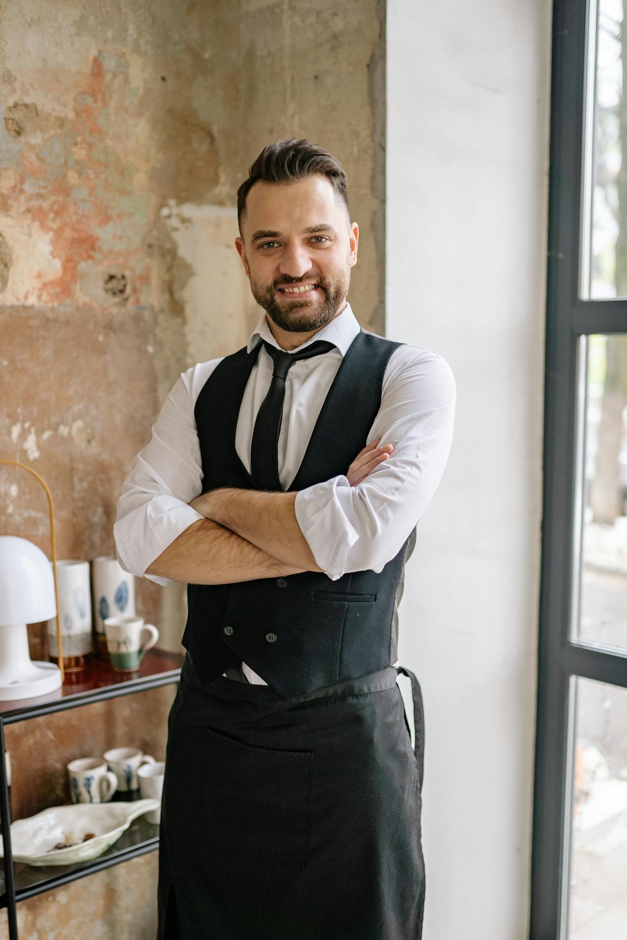 A waiter smiling | Source: Pexels