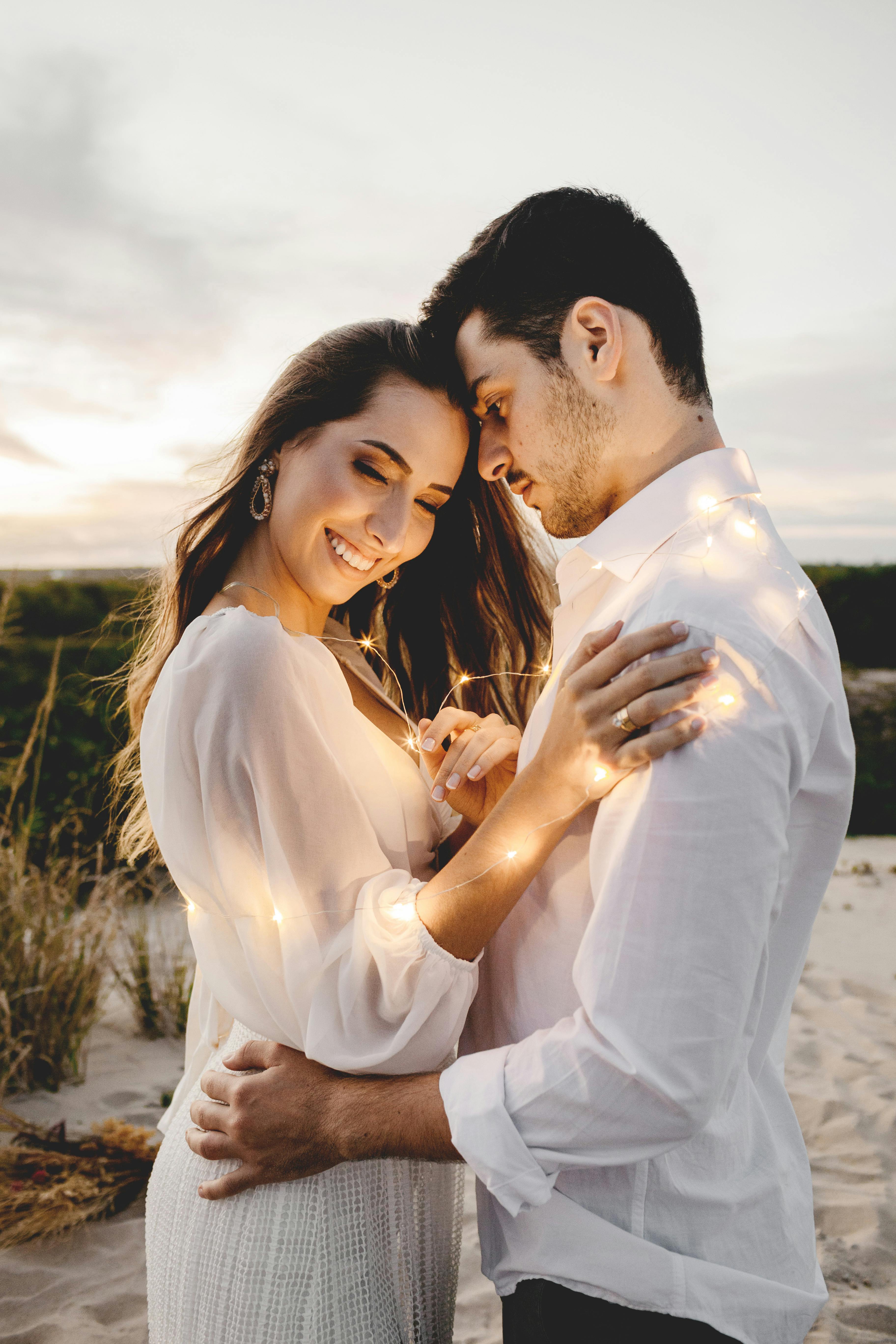 A couple enjoying time outdoors | Source: Pexels