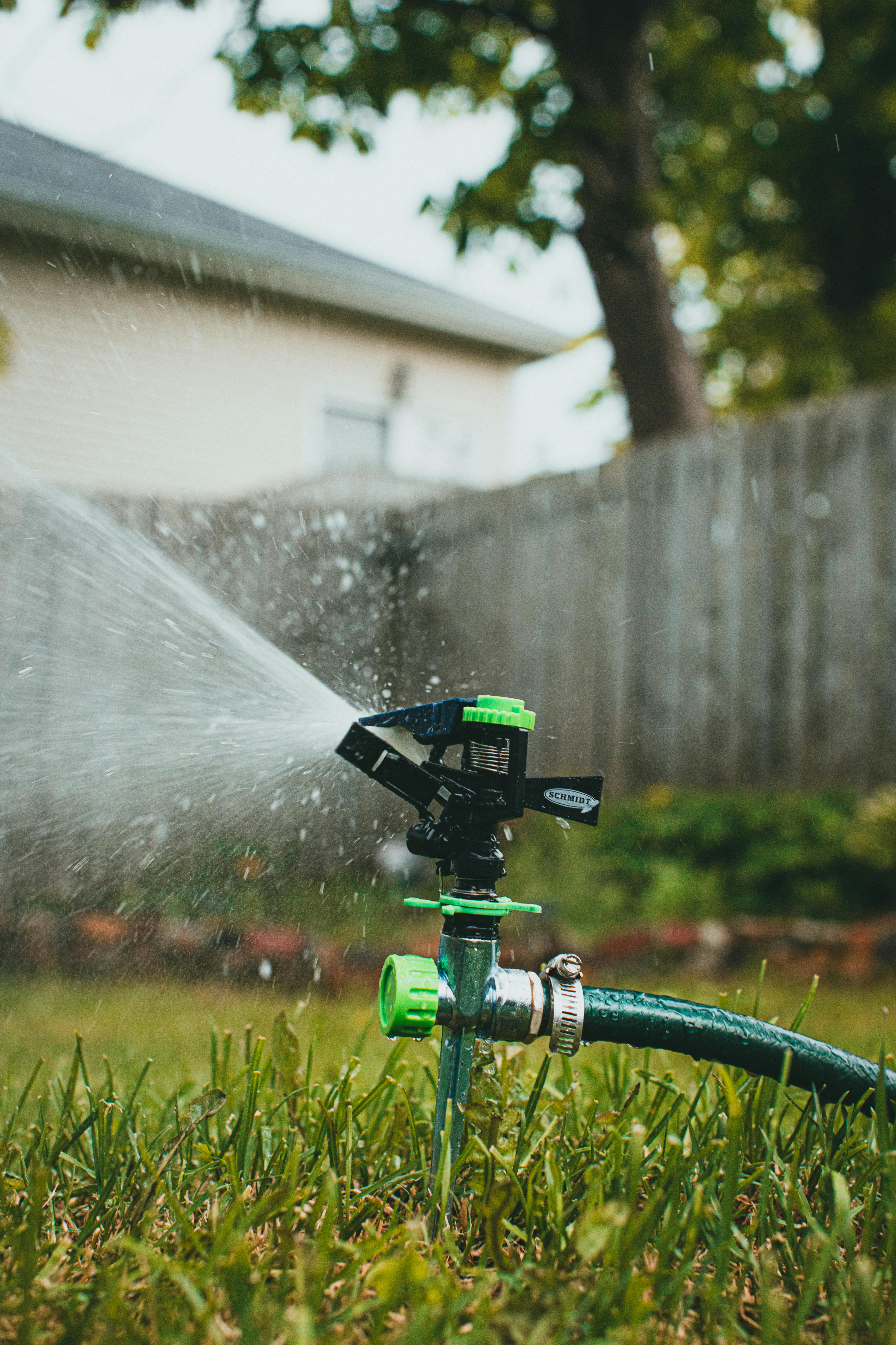 A working garden sprinkler | Source: Pexels