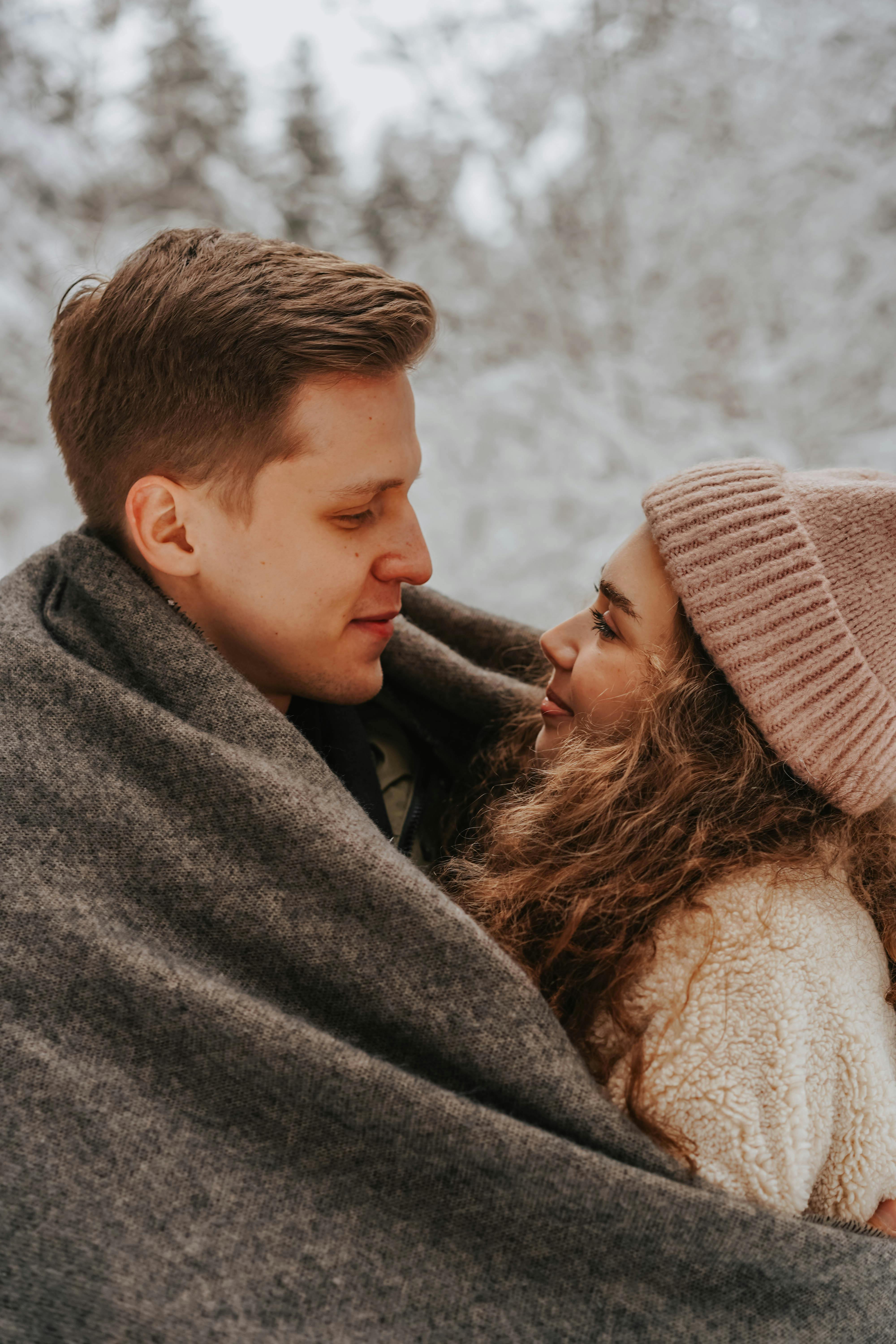 Couple gazing at each other | Source: Pexels