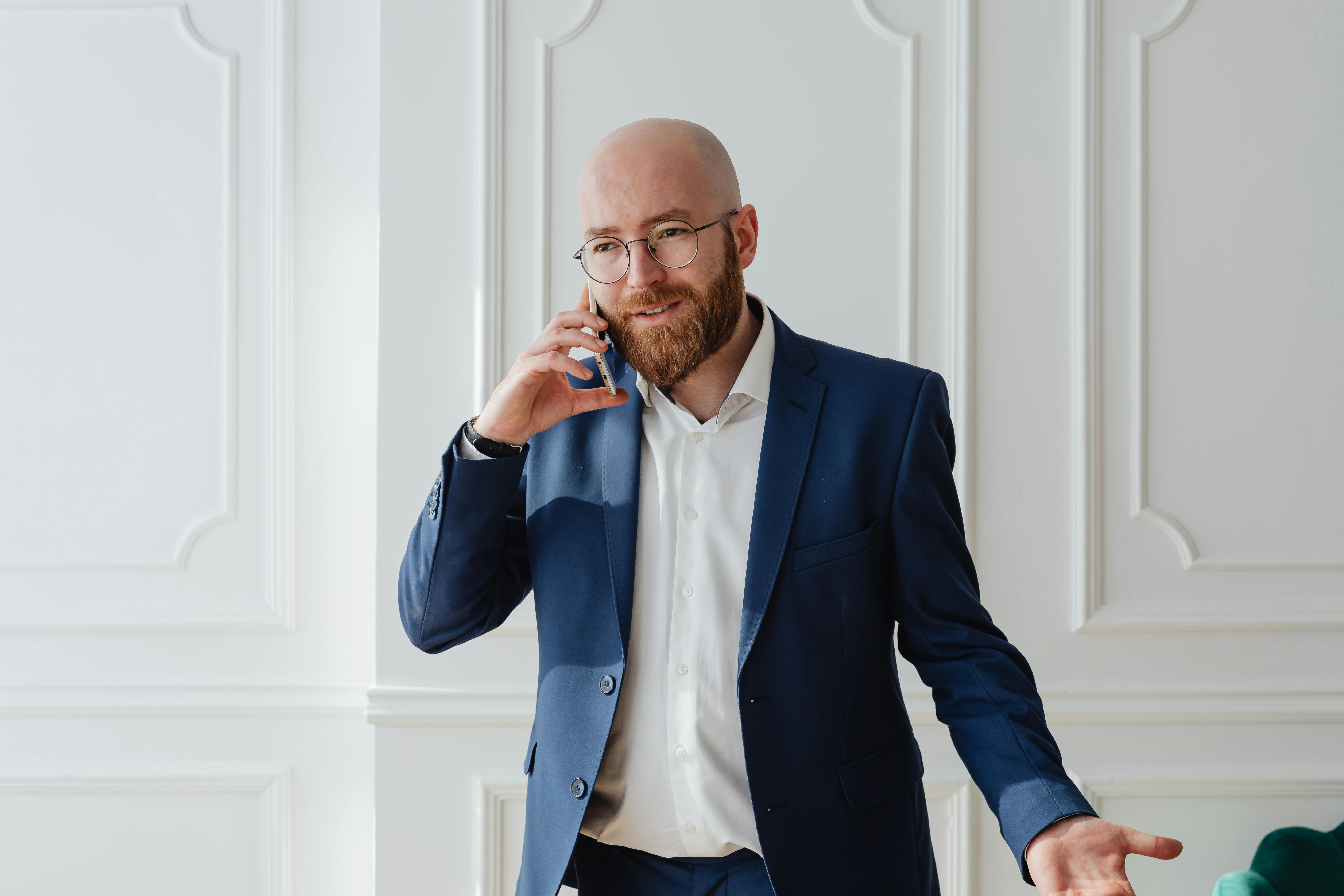 A man talking on the phone | Source: Pexels