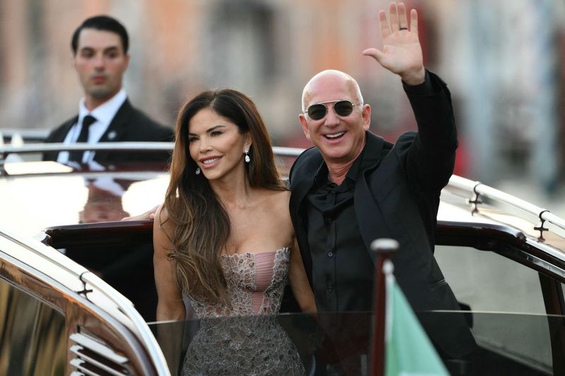 Jeff Bezos and Lauren Sánchez | Source: Getty Images