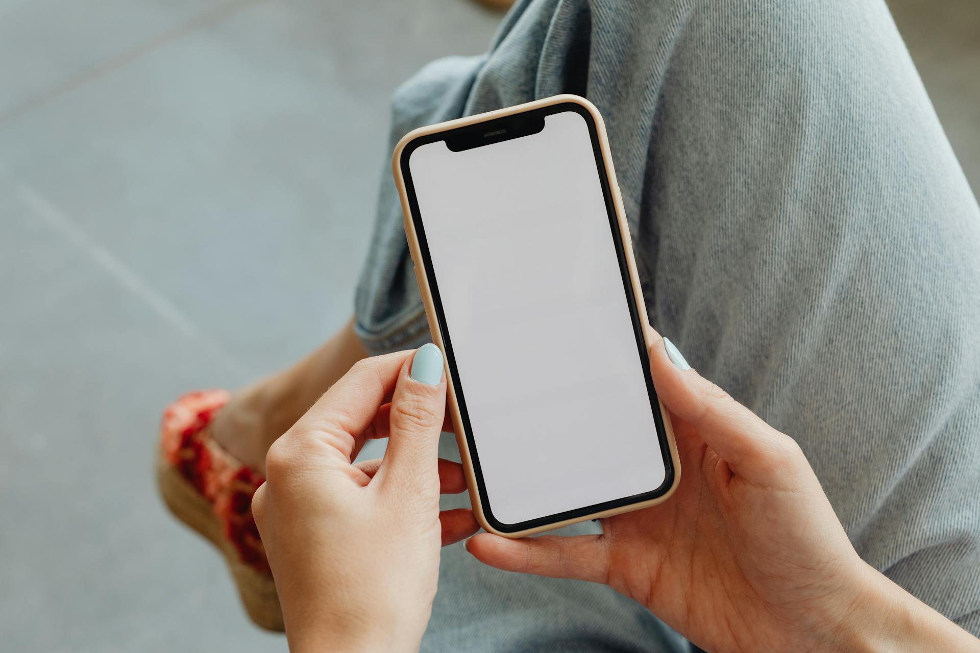 Close-up shot of a woman looking at her phone | Source: Pexels