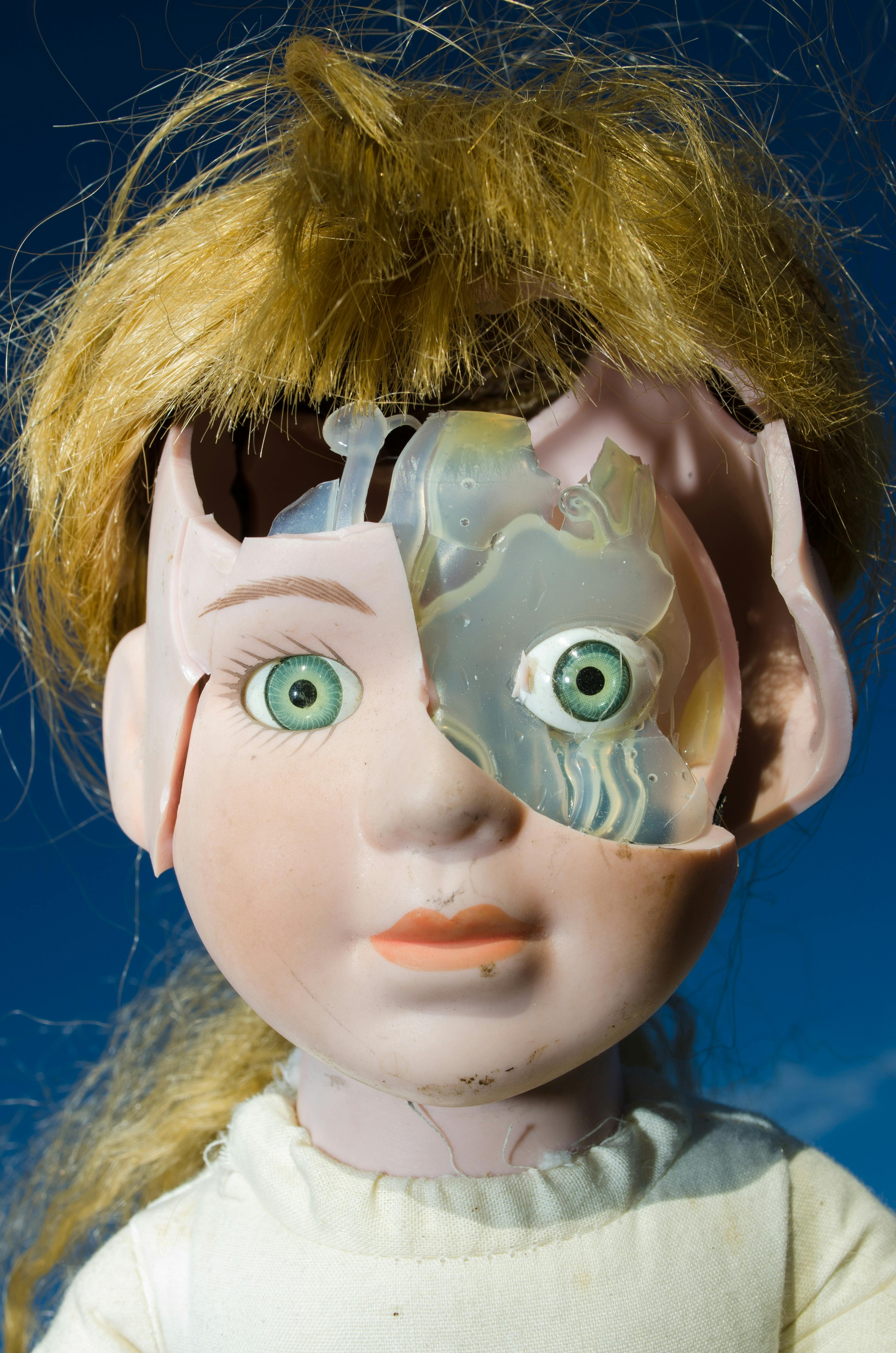 A broken doll | Source: Pexels
