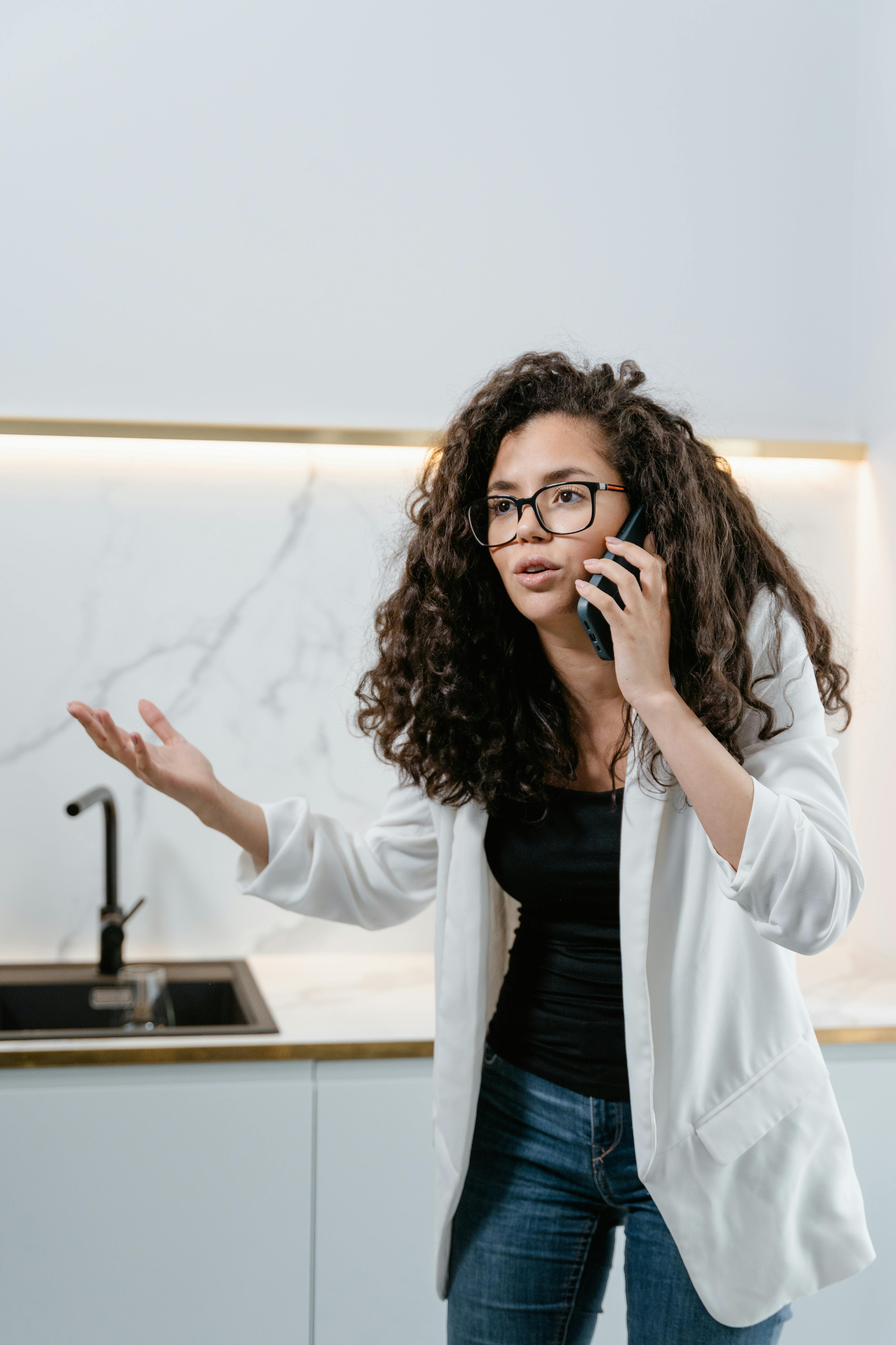 A frustrated woman on a call | Source: Pexels