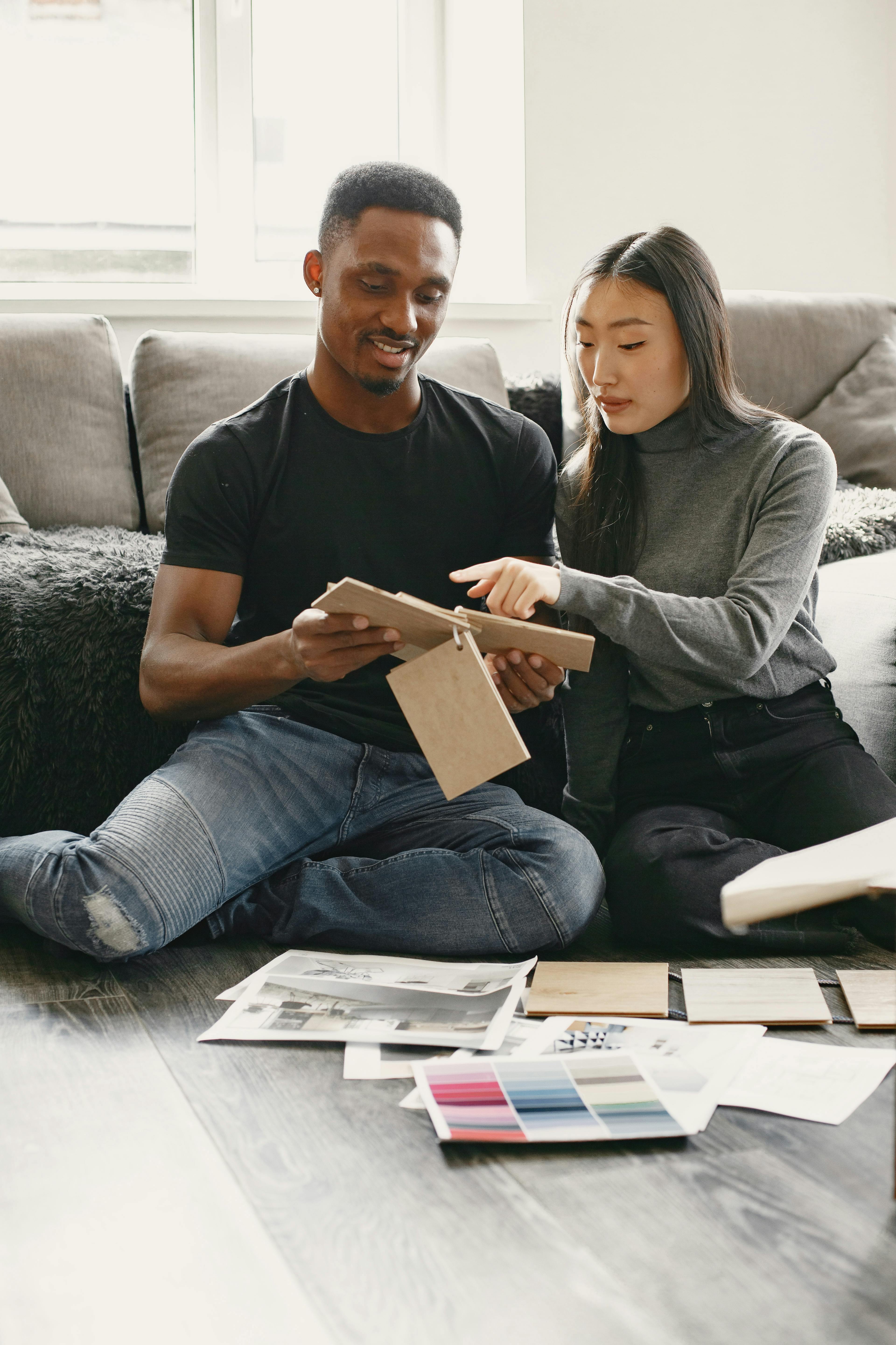 A man planning with a woman | Source: Pexels