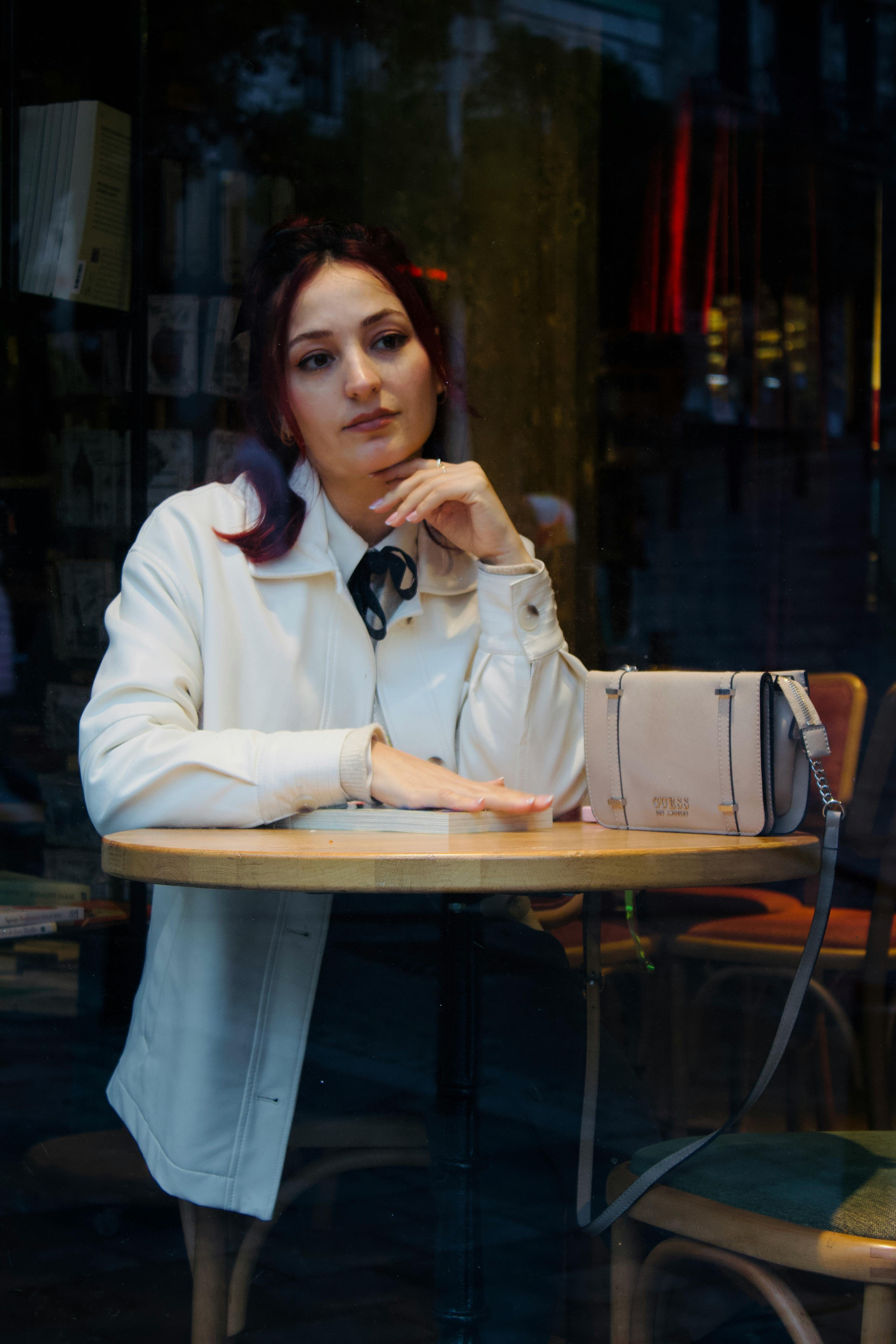 A woman sitting in a coffee shop | Source: Pexels