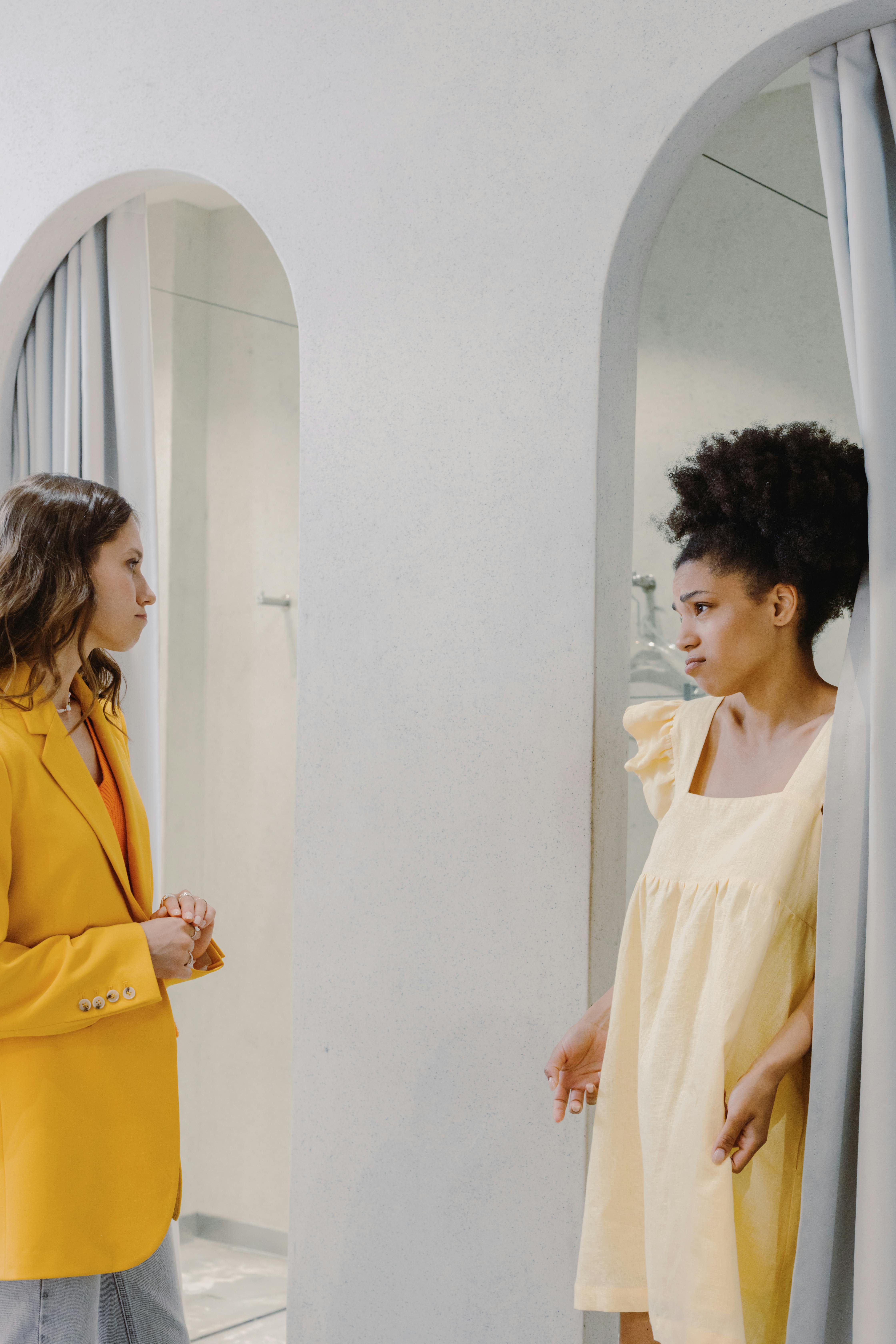 Women having a conversation | Source: Pexels