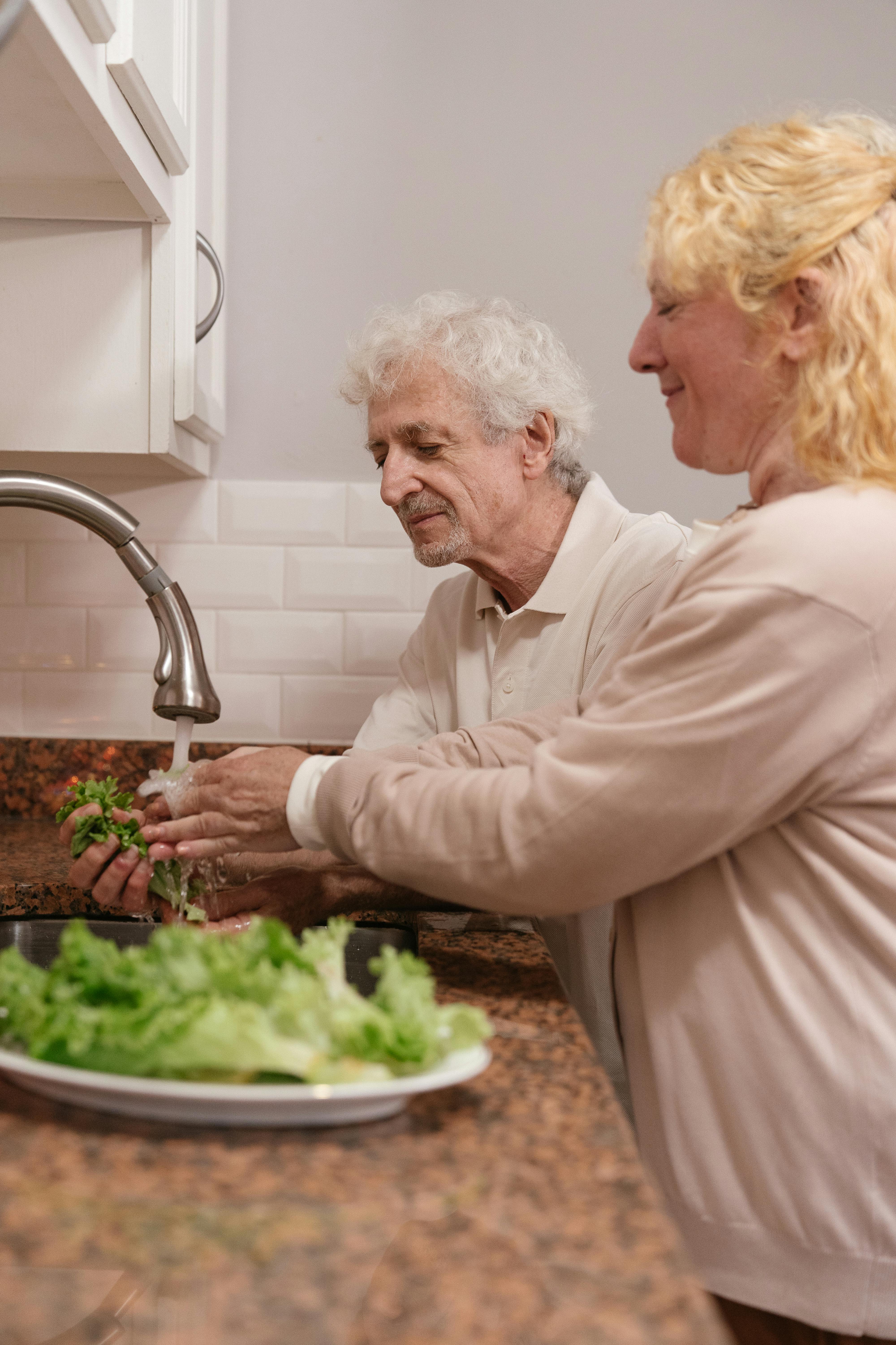 A couple washing vegetables together | Source: Pexels